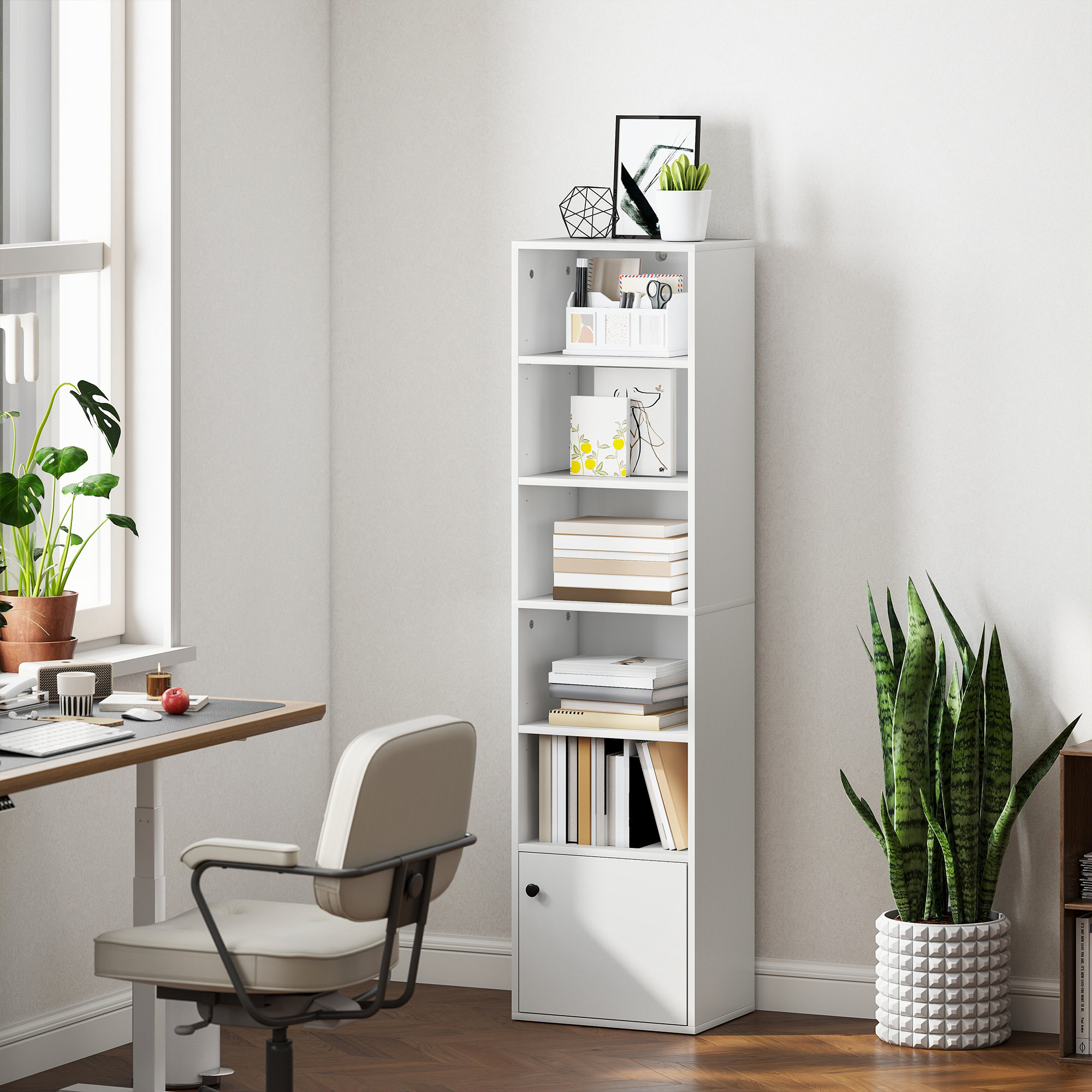 Una estantería blanca con libros y decoración junto a un escritorio y silla.