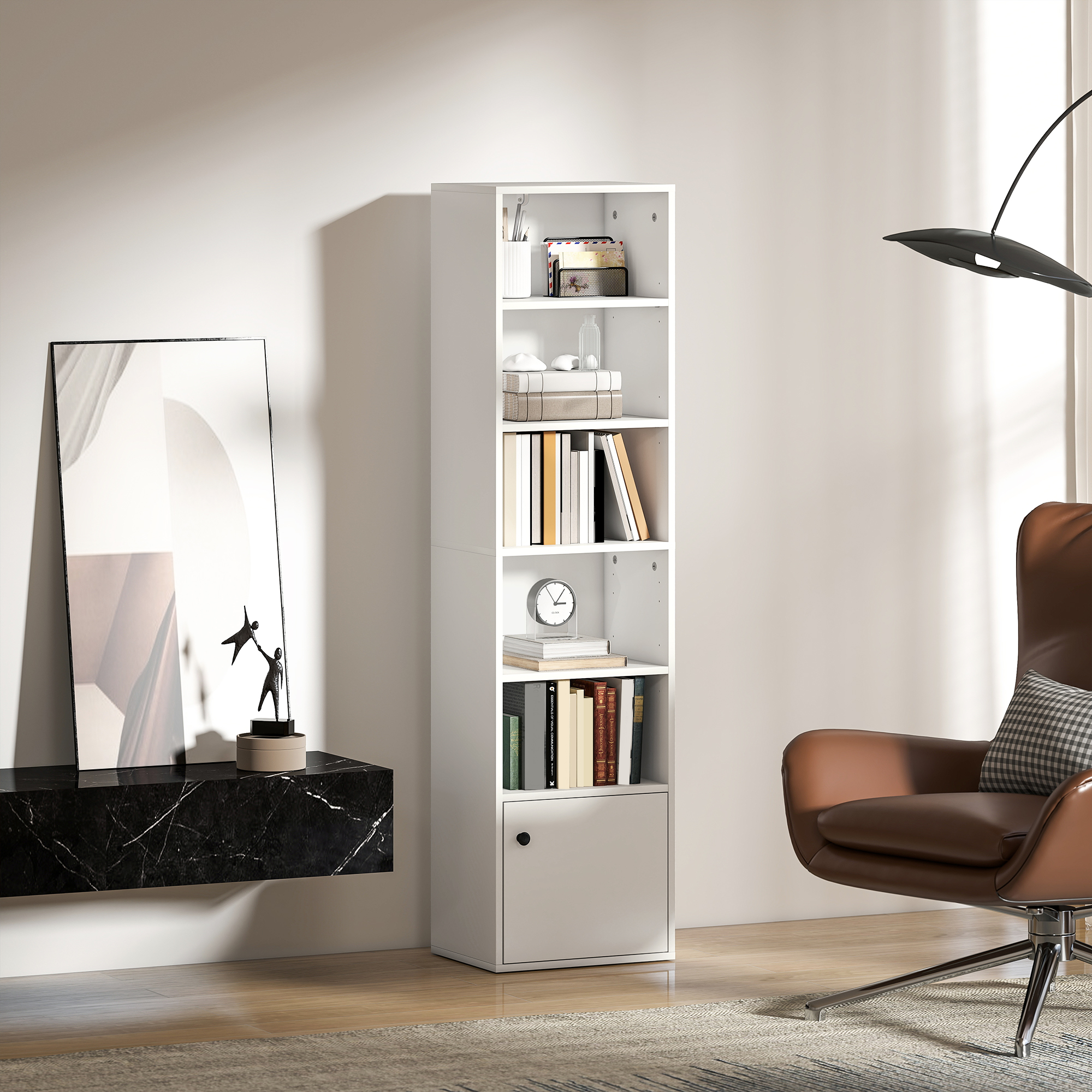 Una estantería blanca alta con objetos en los estantes. Un sillón marrón está cerca.