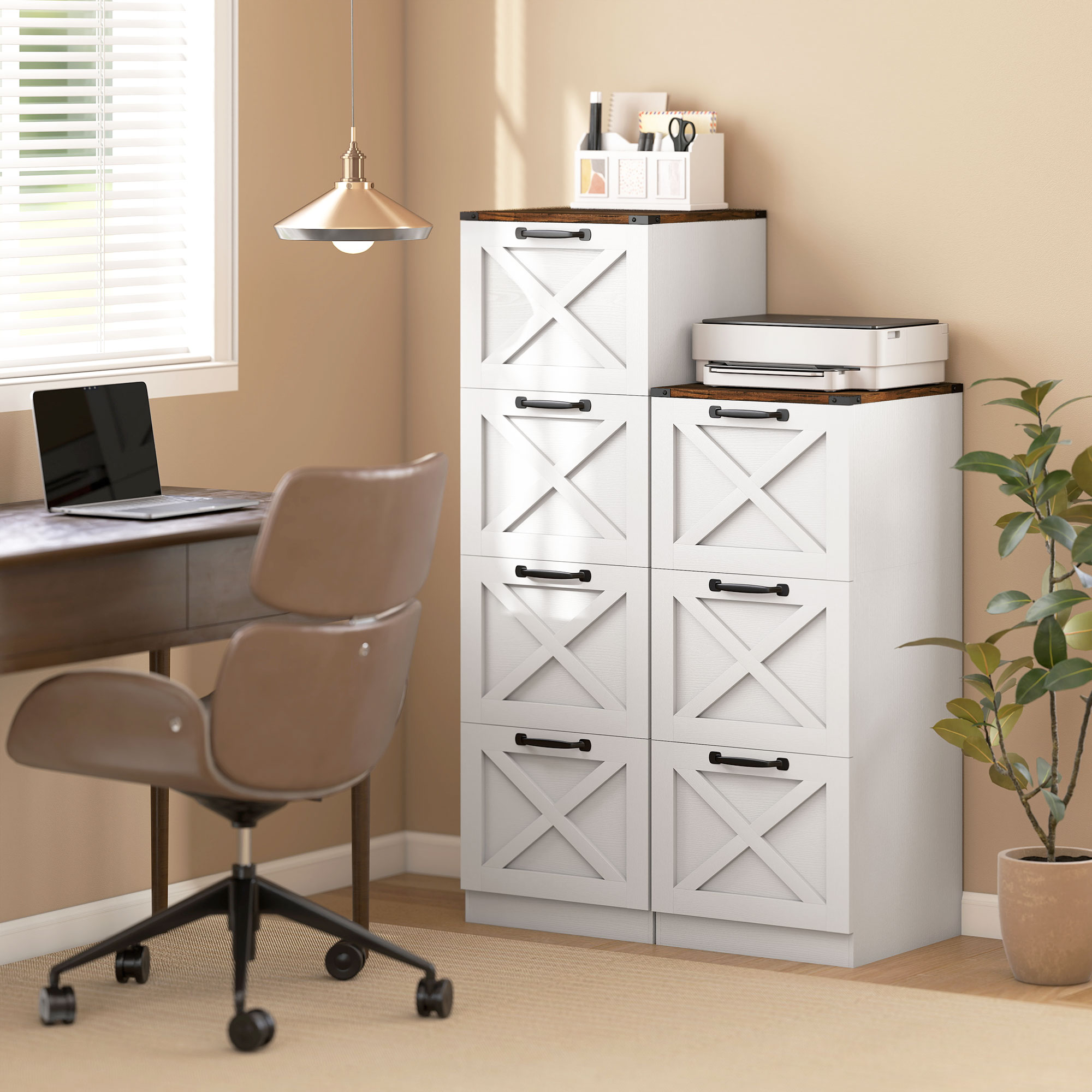 Oficina con escritorio, silla marrón, archivador, impresora y planta.