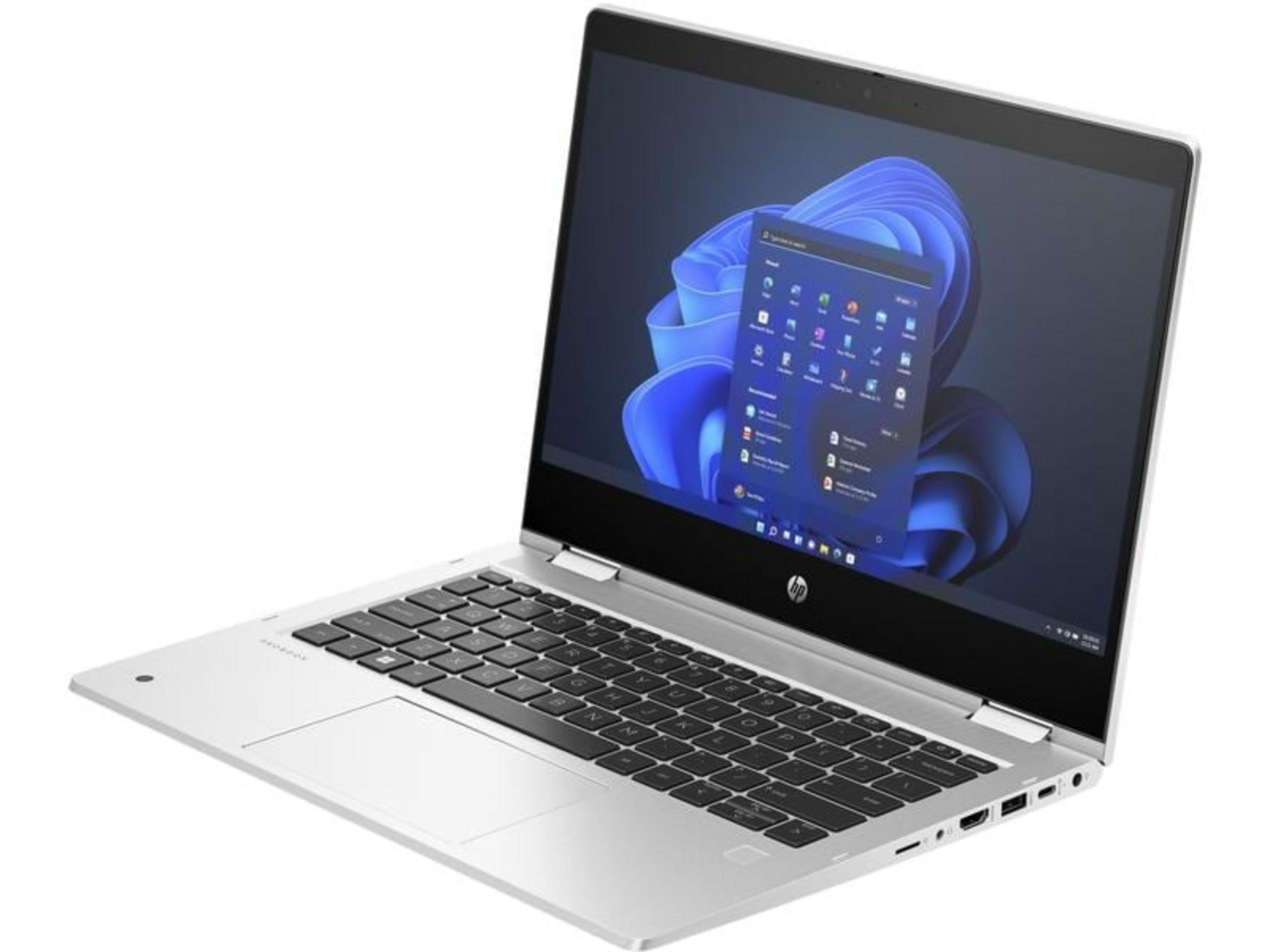 Un laptop HP argentato con tastiera retroilluminata e desktop Windows.