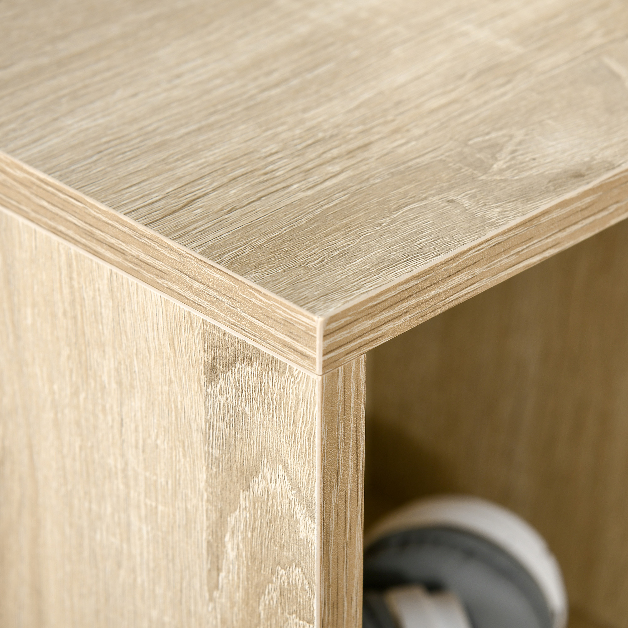 Estante de madera con zapato visible dentro, primer plano.