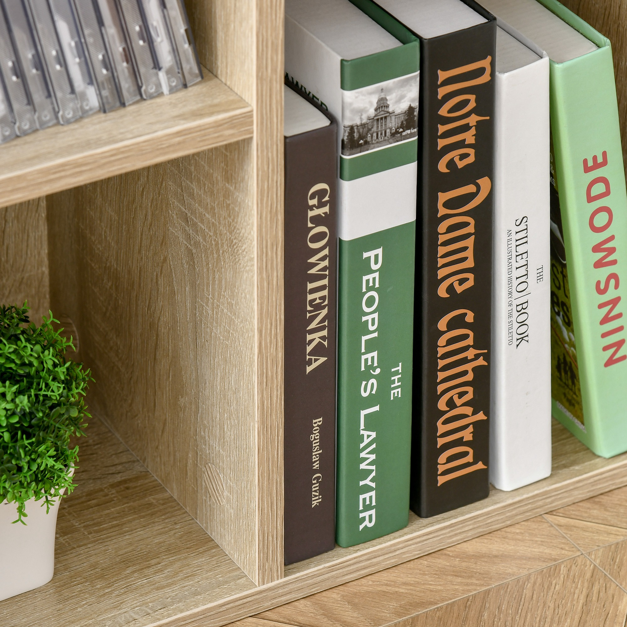 Estantería con libros y plantas. Acabado de madera.