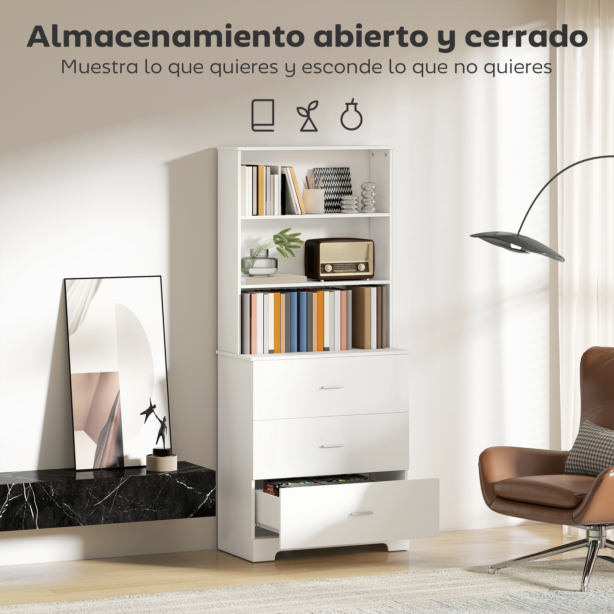 Una estantería abierta con libros, radio y jarrón junto a un sillón de cuero.