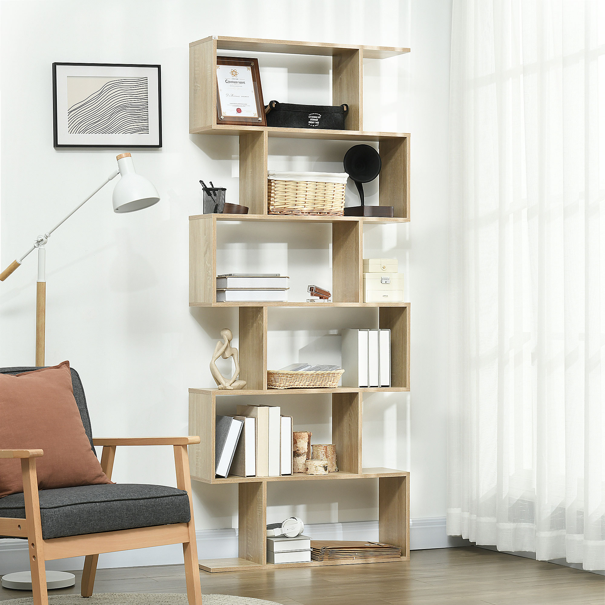 Una sala de estar luminosa con una estantería, un sillón y una lámpara de pie.