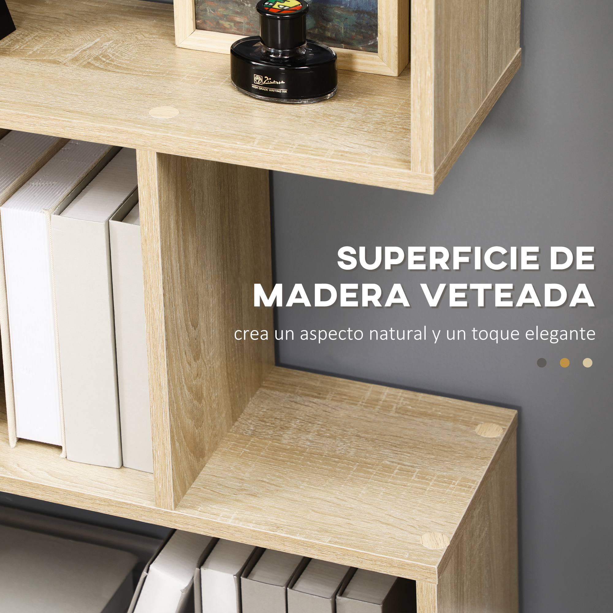 Estantería marrón claro con libros y tintero. Veta de madera visible.