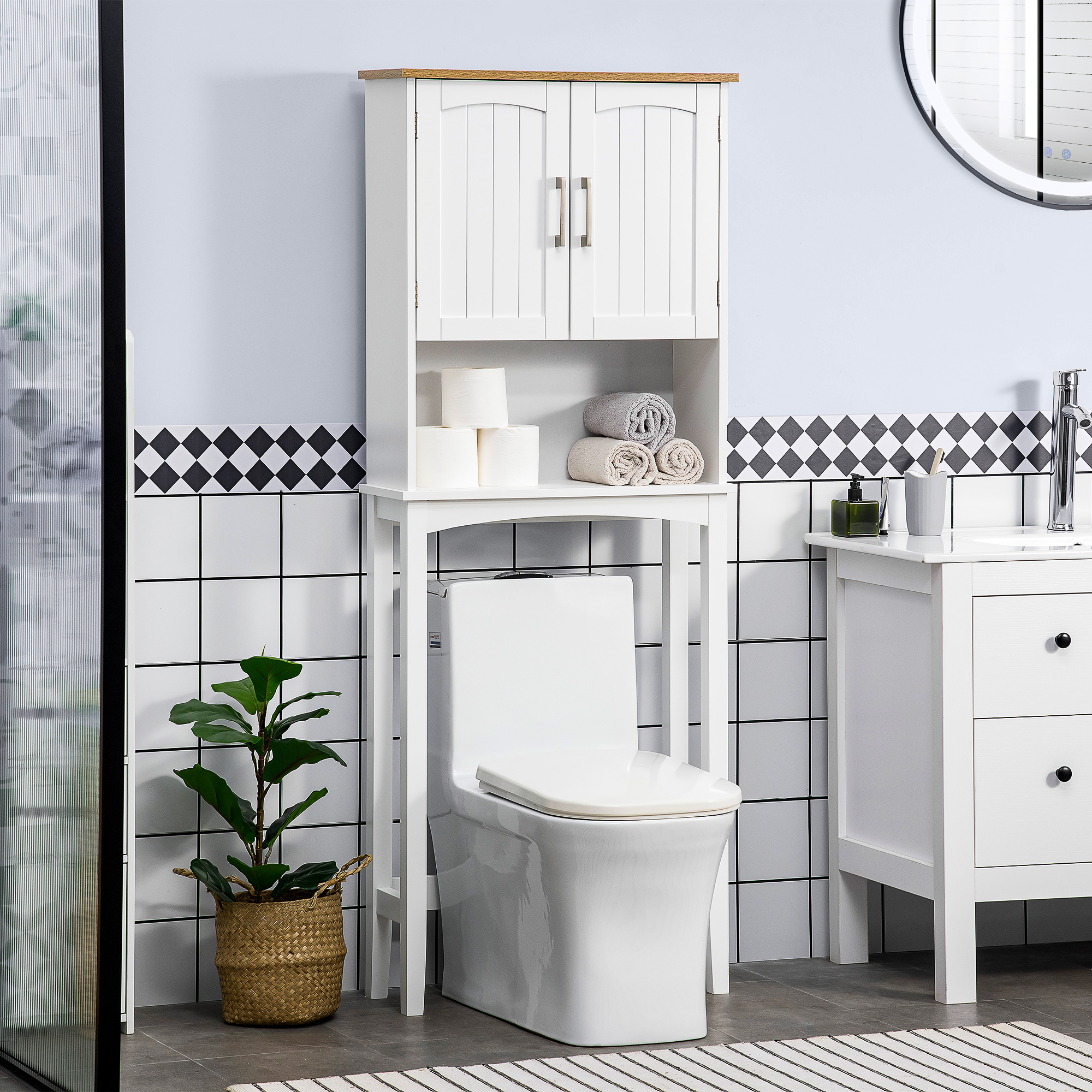 Un armario de baño blanco sobre un inodoro, con un lavabo al lado.