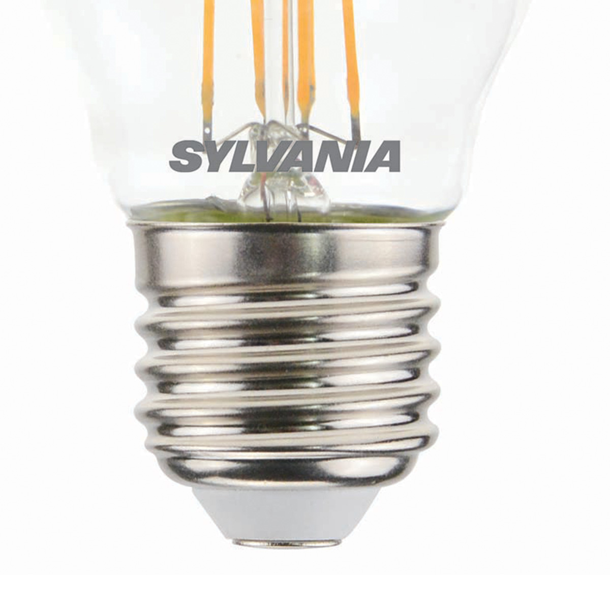 Gros plan de la base d'une ampoule Sylvania avec filaments visibles.