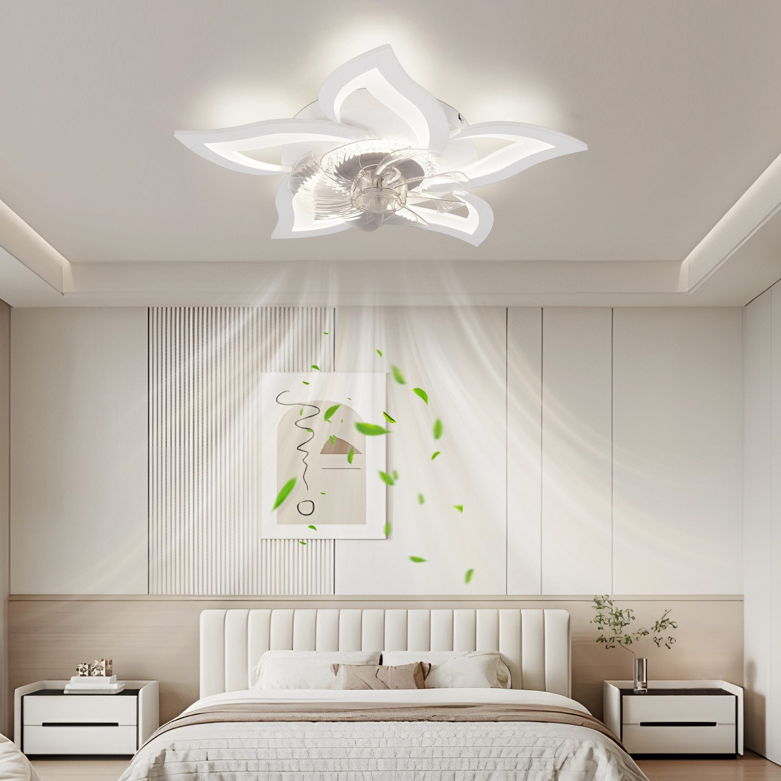 Eine weiße Deckenventilatorlampe in Blütenform über einem Bett mit Nachtkästchen.