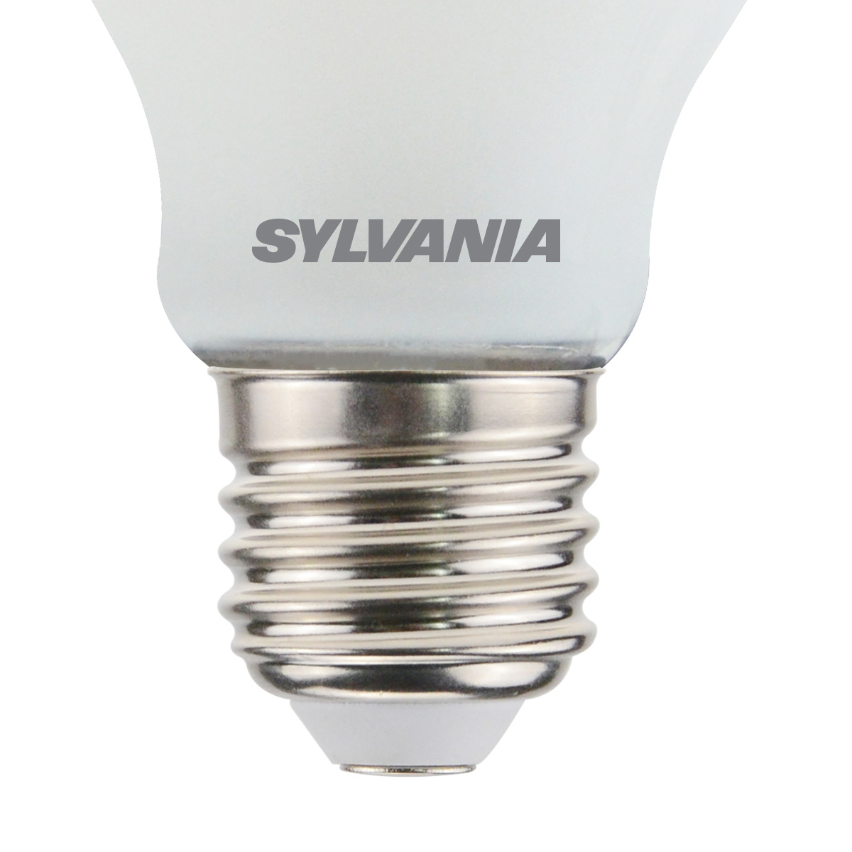 Gros plan d'une ampoule blanche avec culot à vis argenté et logo Sylvania.