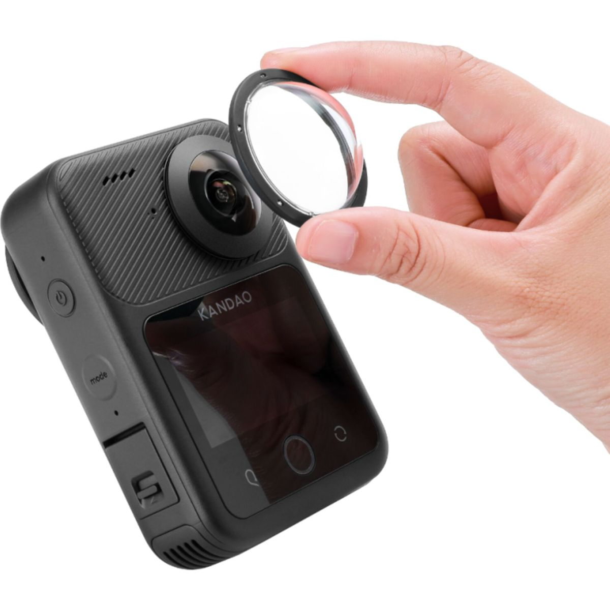 Eine Hand hält eine Glaslinse über eine schwarze 360-Grad-Kamera.