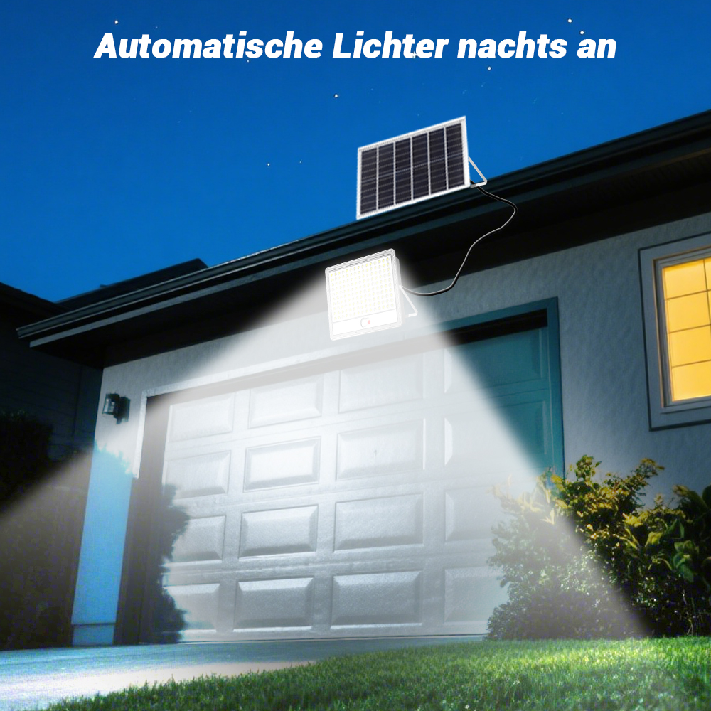 Solarpanel auf einem Dach neben einem beleuchteten Garagentor bei Nacht.