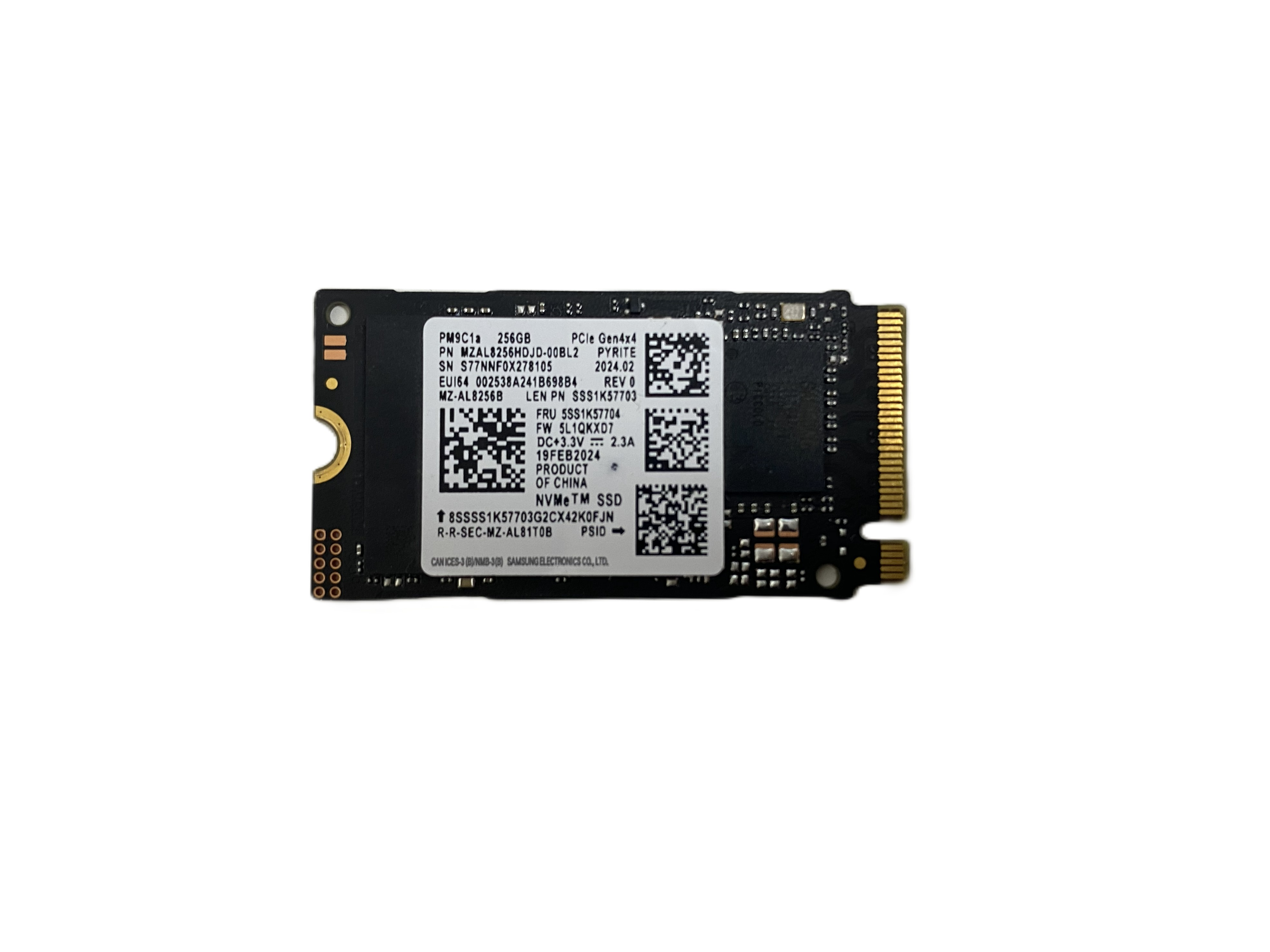 Eine schwarze 256 GB NVMe SSD mit goldenen Anschlüssen und Aufkleber.