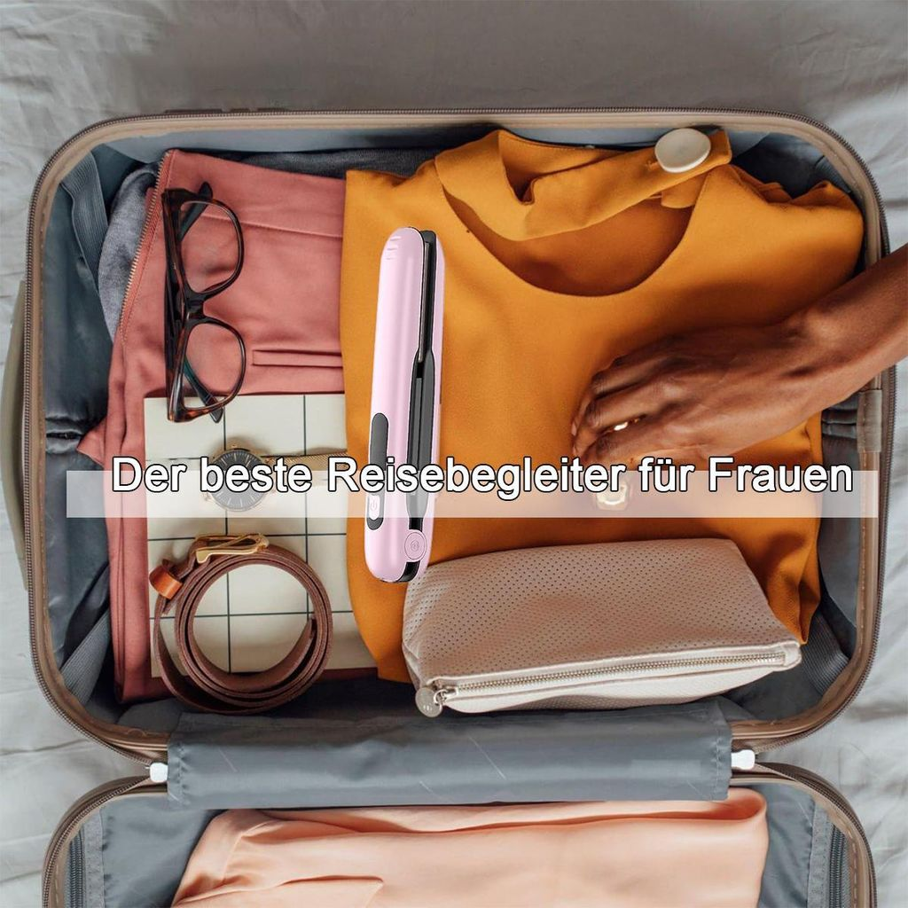 Ein pinker Glätteisen wird mit Kleidung in einen Koffer gepackt.