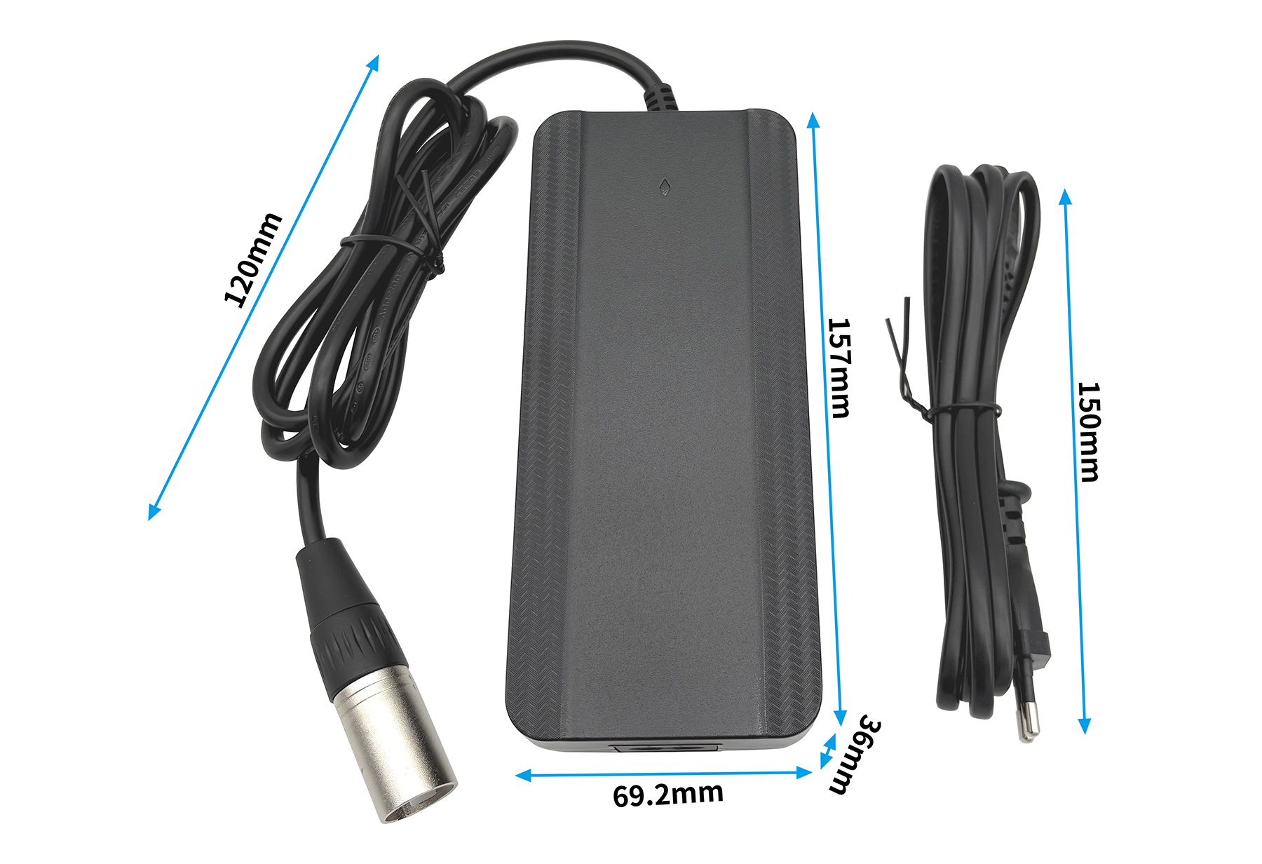Schwarzes Ladegerät mit Kabel und XLR-Stecker, Maße sind angegeben.