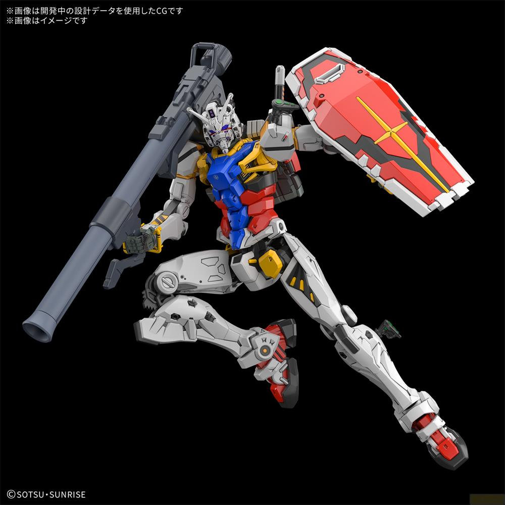 Ein weißer Gundam-Roboter mit blauem, rotem und gelbem Brustpanzer, der eine Waffe und einen Schild hält.