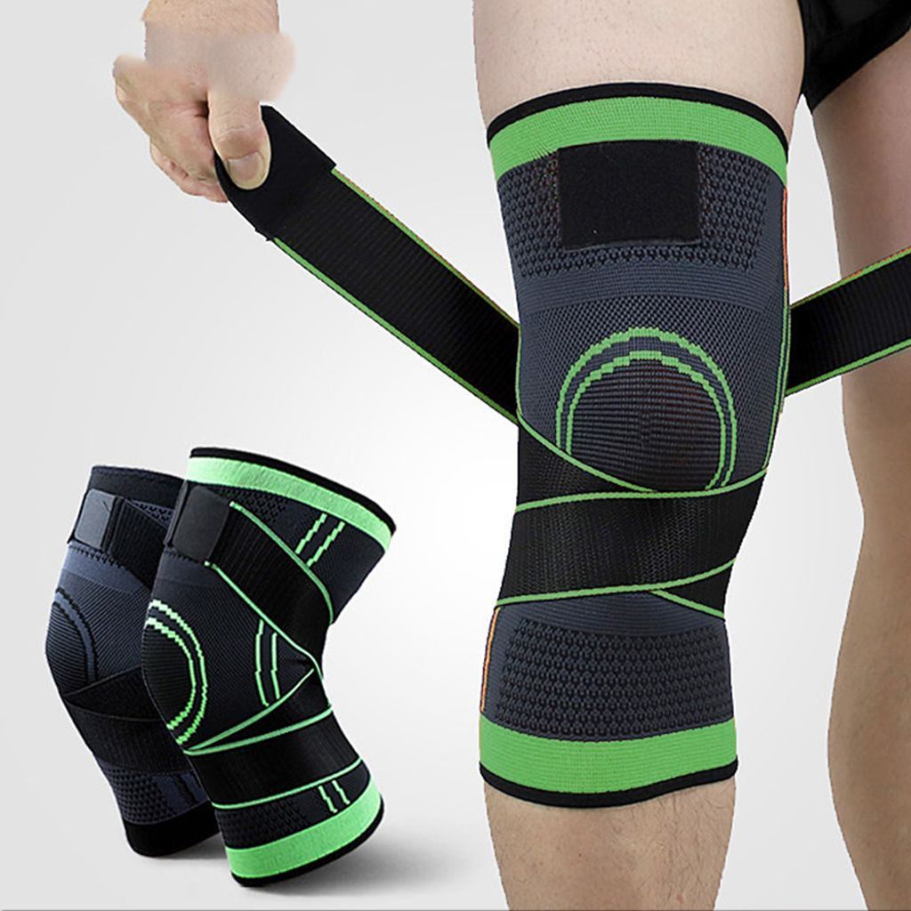 Ein Mann zieht eine schwarze und grüne Kniebandage an. Zwei weitere Bandagen liegen vorne.