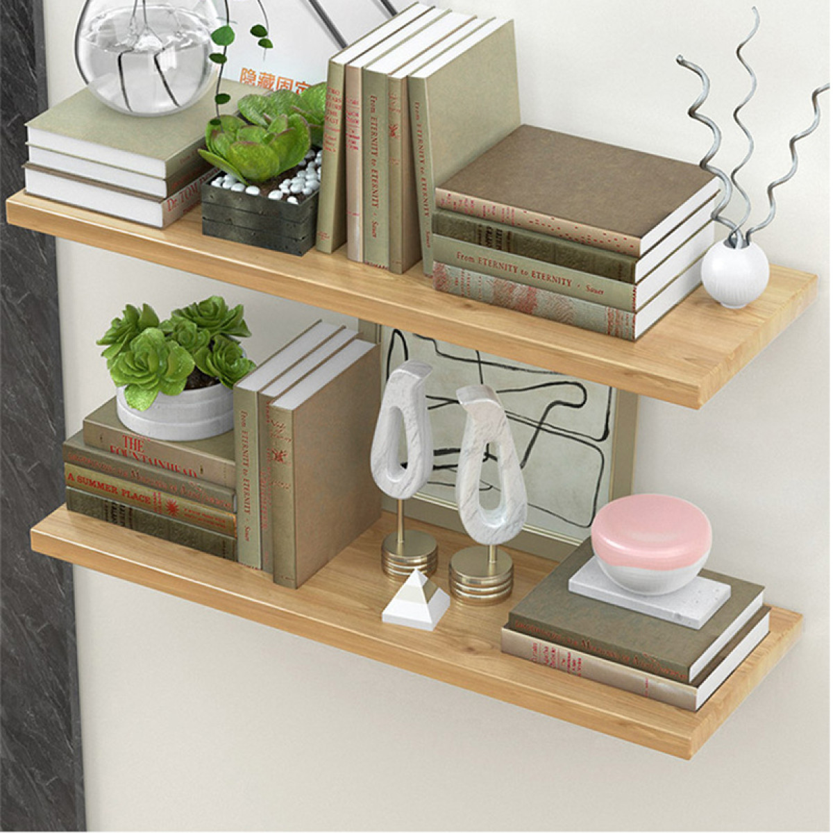 Due mensole in legno espongono libri, piante e oggetti decorativi.