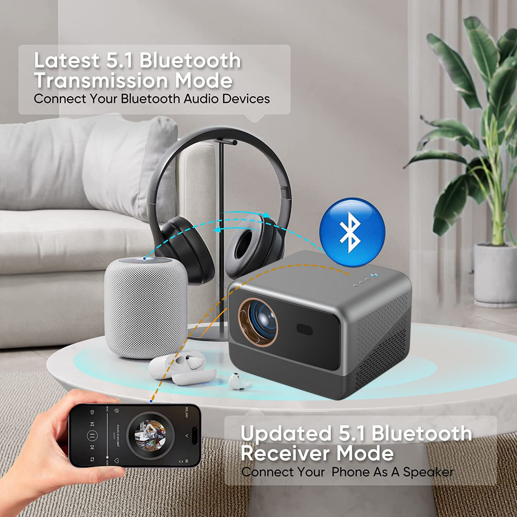 Ein Projektor, Lautsprecher, Kopfhörer und Handy auf einem Tisch. Blaues Bluetooth-Symbol.