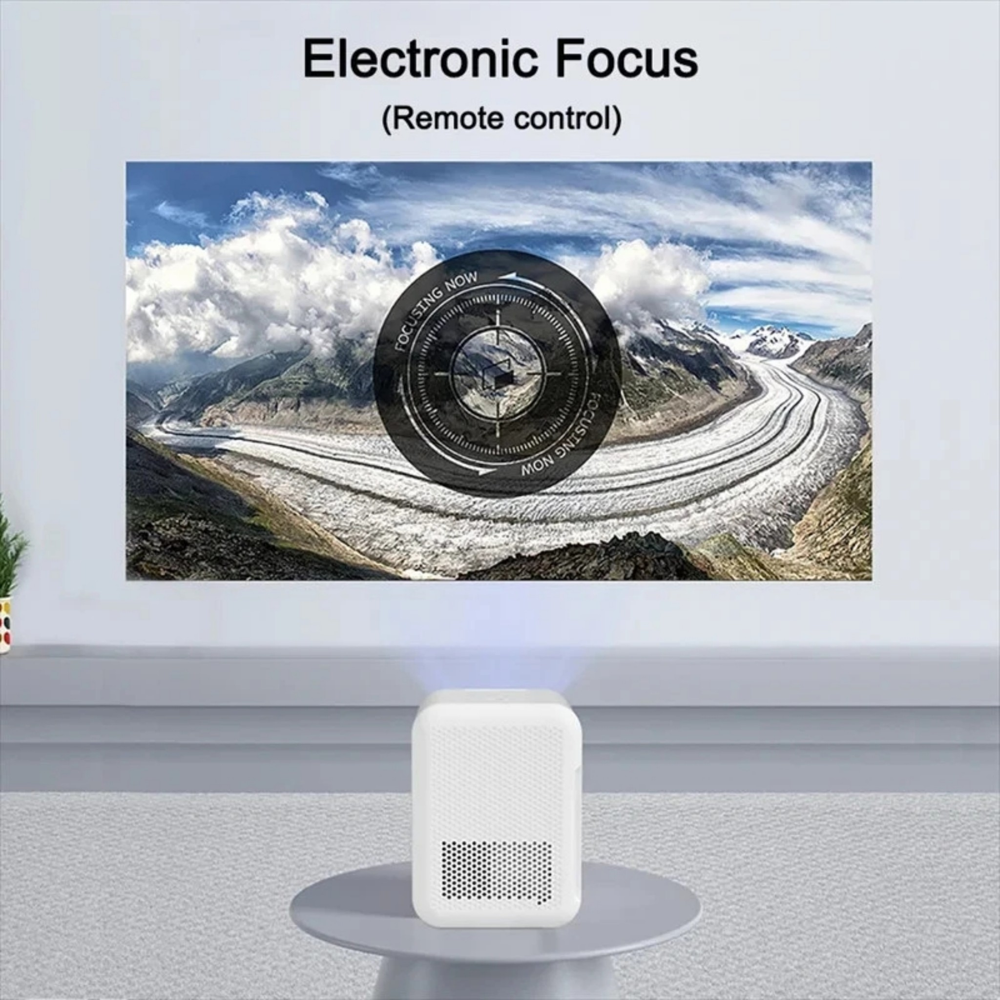 Ein weißer Projektor steht auf einem Tisch und projiziert ein Bild von einer Gletscherlandschaft.