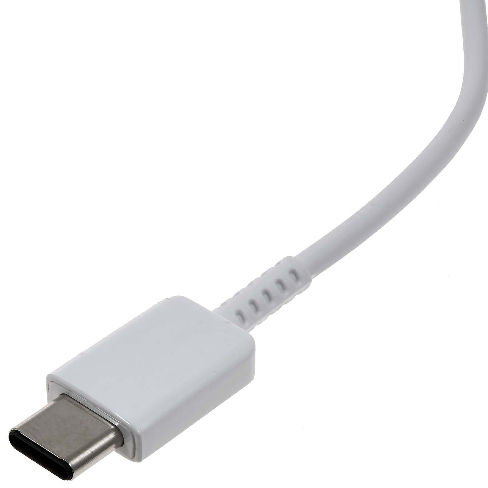 Un connettore USB-C bianco con parte del cavo.