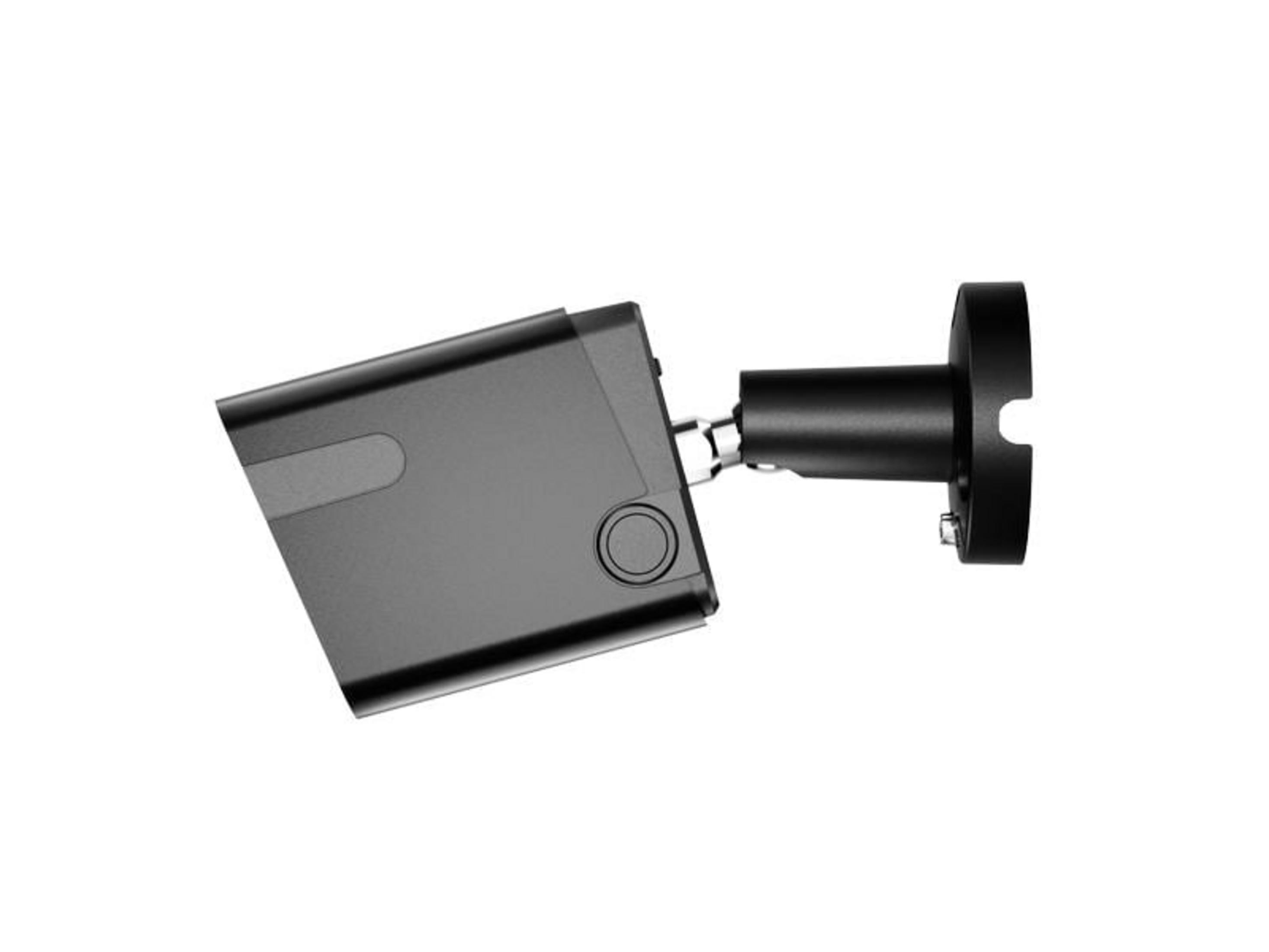 Una telecamera di sicurezza nera con supporto su sfondo bianco.