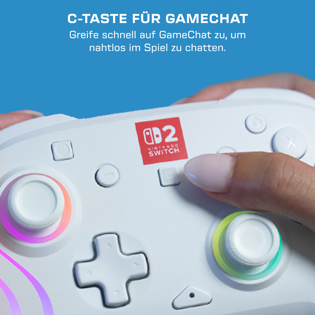 Controller bianco Nintendo Switch con un dito che preme un pulsante. Il testo dice 'PULSANTE C PER GAMECHAT'.