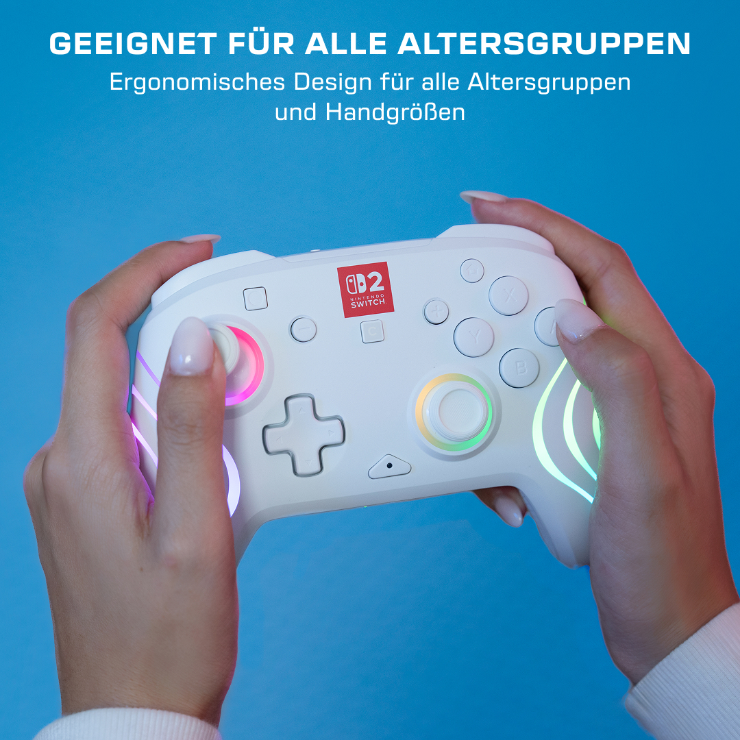 Controller bianco Nintendo Switch con luci colorate, tenuto dalle mani.