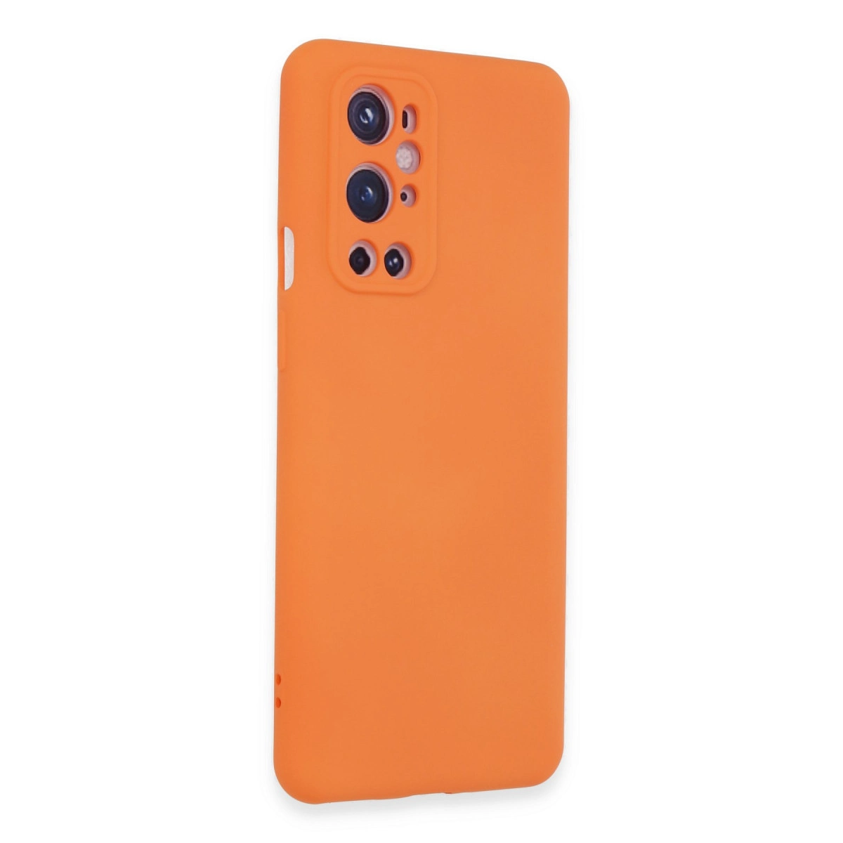 Arkada dikdörtgen kamera modülüne sahip parlak turuncu telefon kılıfı.