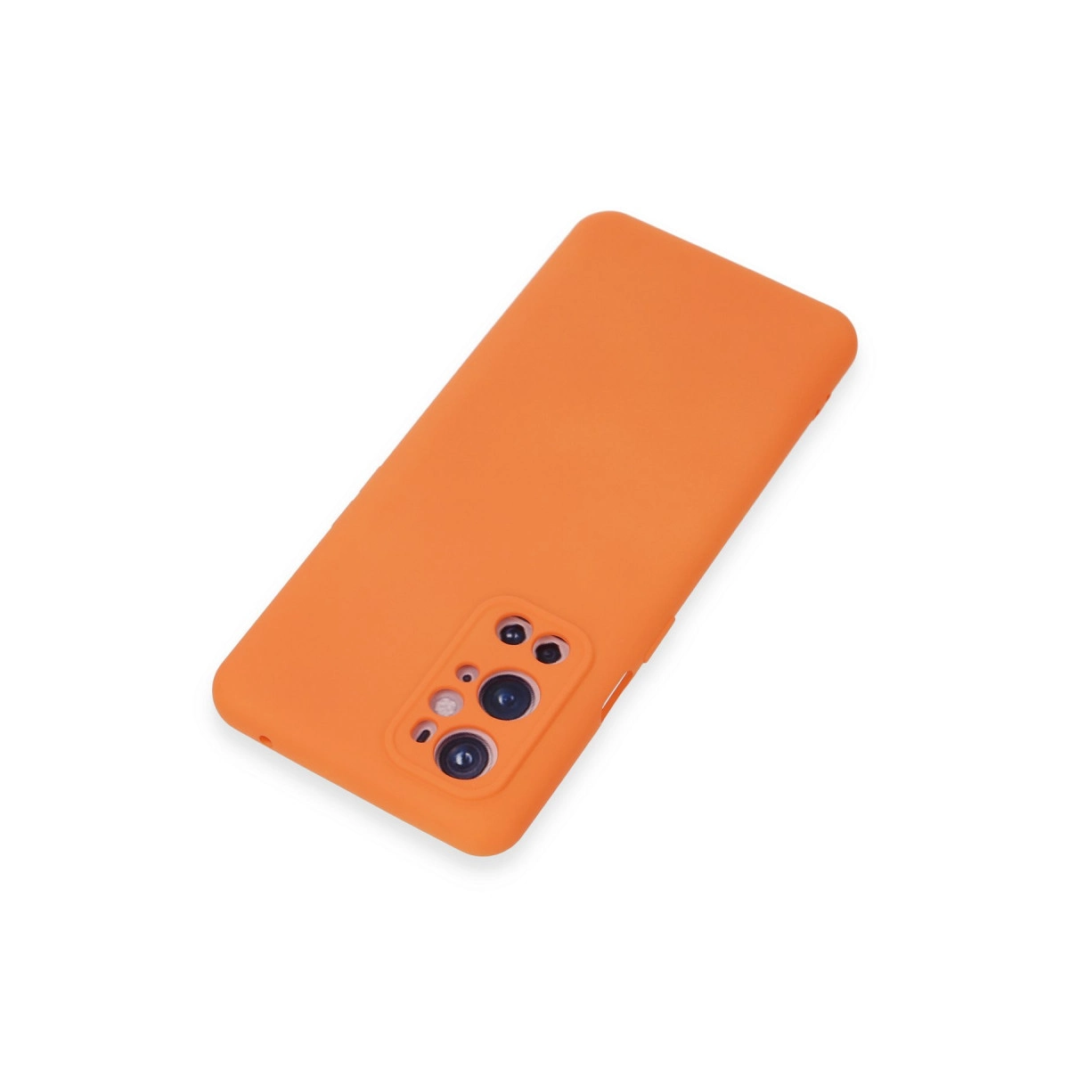 Kamera kesimli turuncu telefon kılıfı beyaz zeminde duruyor.