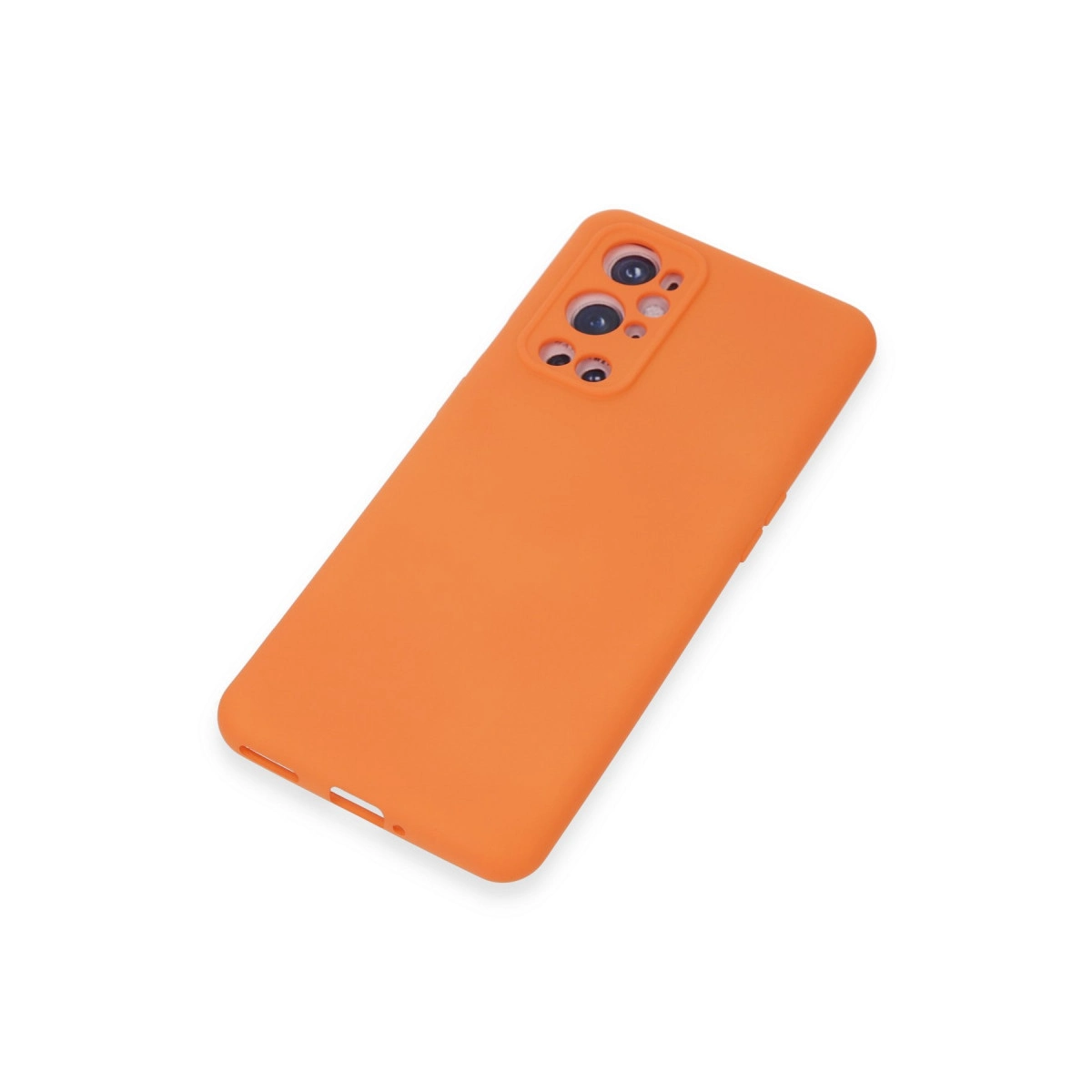 Beyaz arka plan üzerinde kamera modülüne sahip turuncu telefon kılıfı.