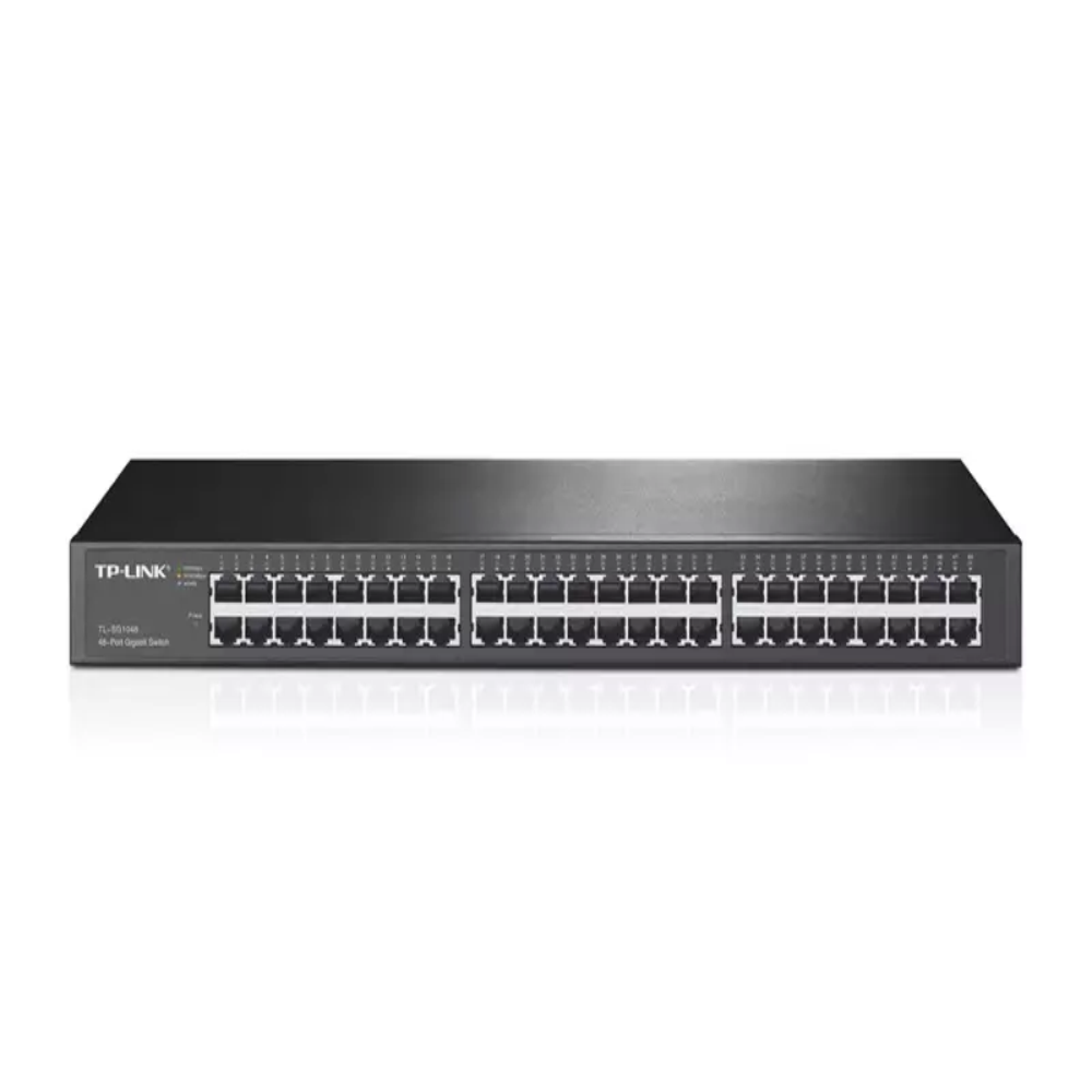Siyah TP-Link 48 portlu Gigabit anahtar, çok sayıda Ethernet portu var.