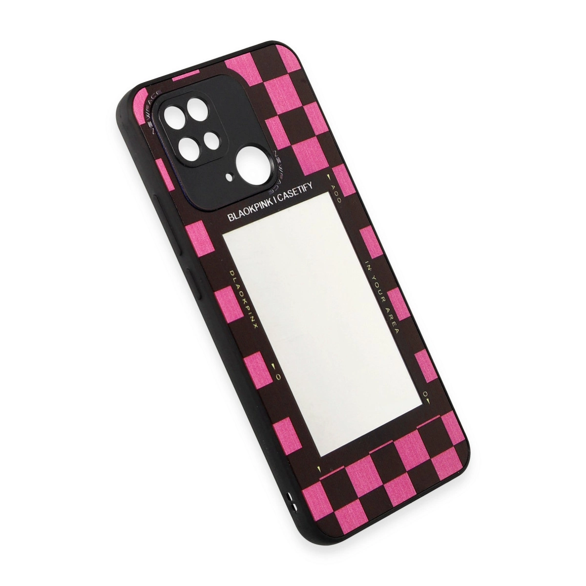 Pembe dama tahtası desenli siyah telefon kılıfı ve kamera modülü.