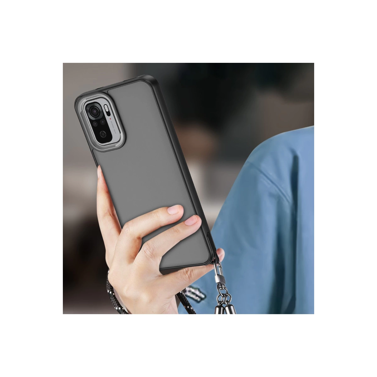 Bir el, kamera çerçeveli gri telefon kılıfını ve kordonu tutuyor.