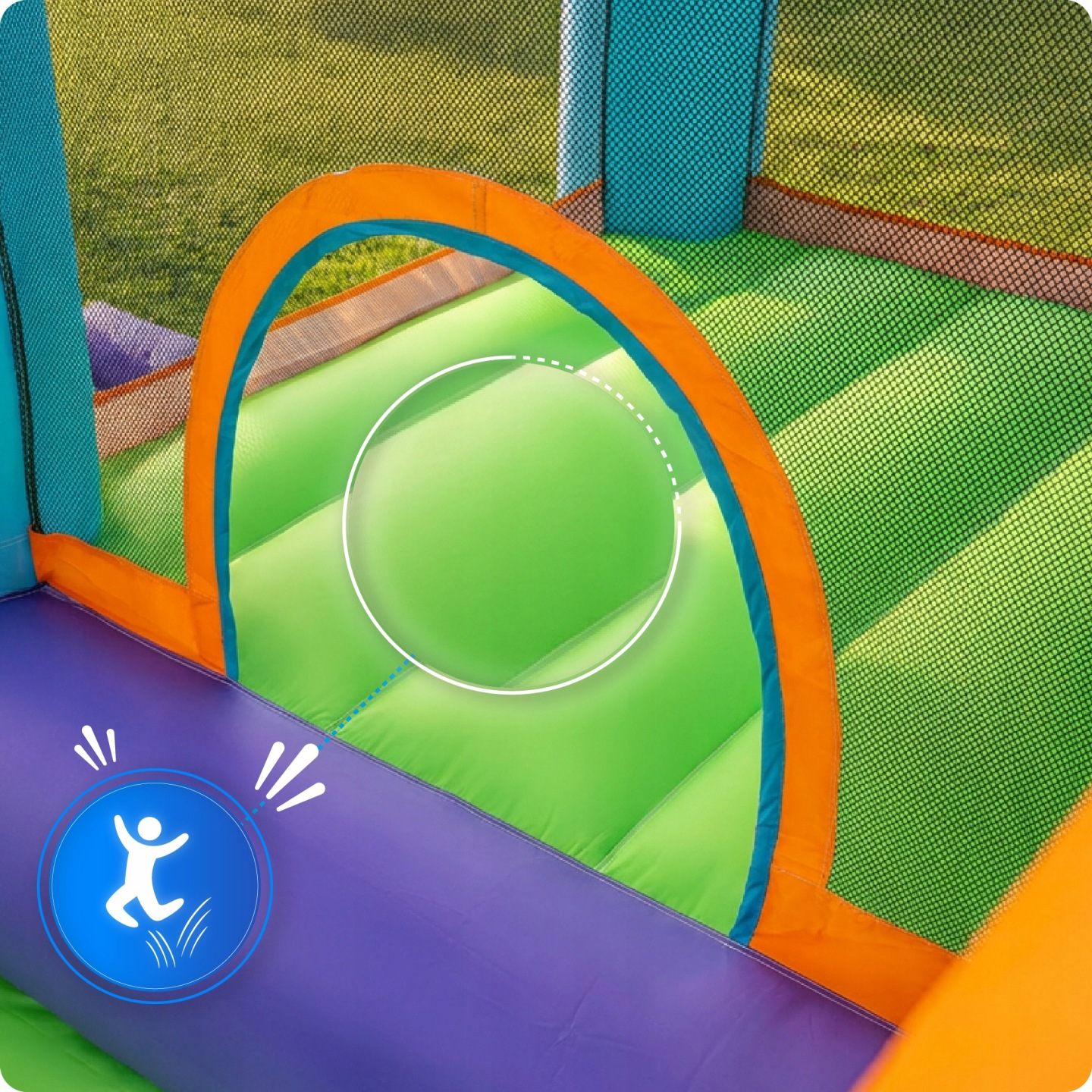 Aufblasbare Spielburg mit grüner Rutsche, lila Boden und orangefarbenem Torbogen.
