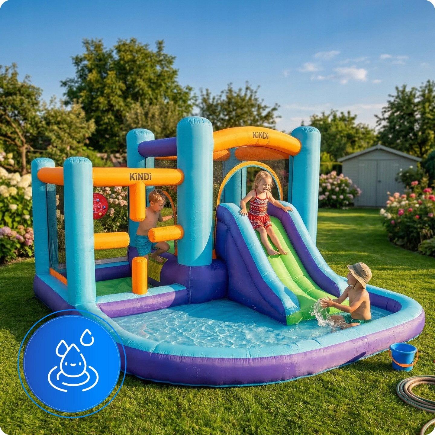 Drei Kinder spielen an einem sonnigen Tag auf einer bunten aufblasbaren Wasserrutsche und einem Pool.