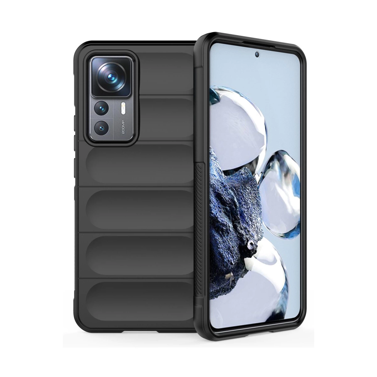 Yivli desenli siyah telefon kılıfı, buz arka planlı bir akıllı telefonun yanında.