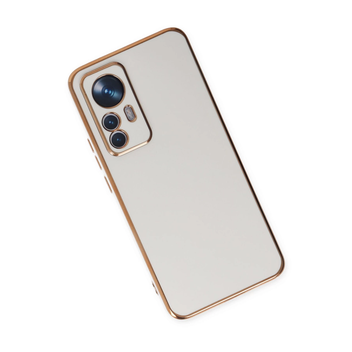 Altın çerçeveli, üçlü kamera kurulumuna sahip krem rengi bir telefon.
