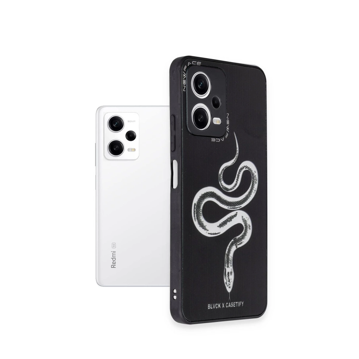 Yılan tasarımlı beyaz telefon ve siyah telefon kılıfı.