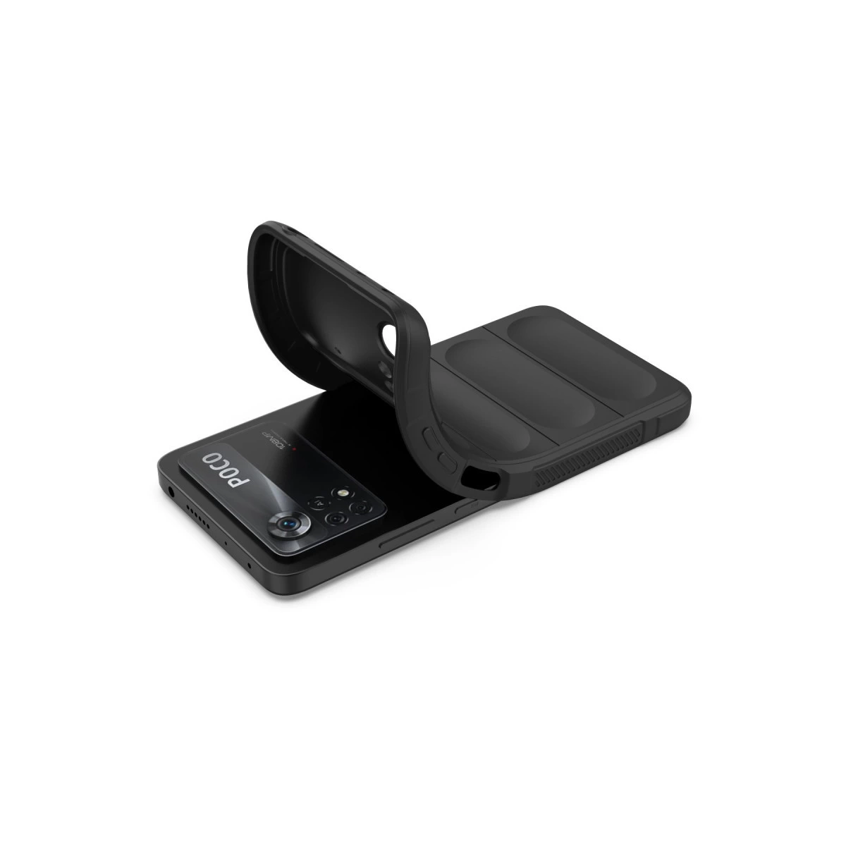 Siyah telefon kılıfı, beyaz arka plan üzerinde siyah akıllı telefona takılıyor.