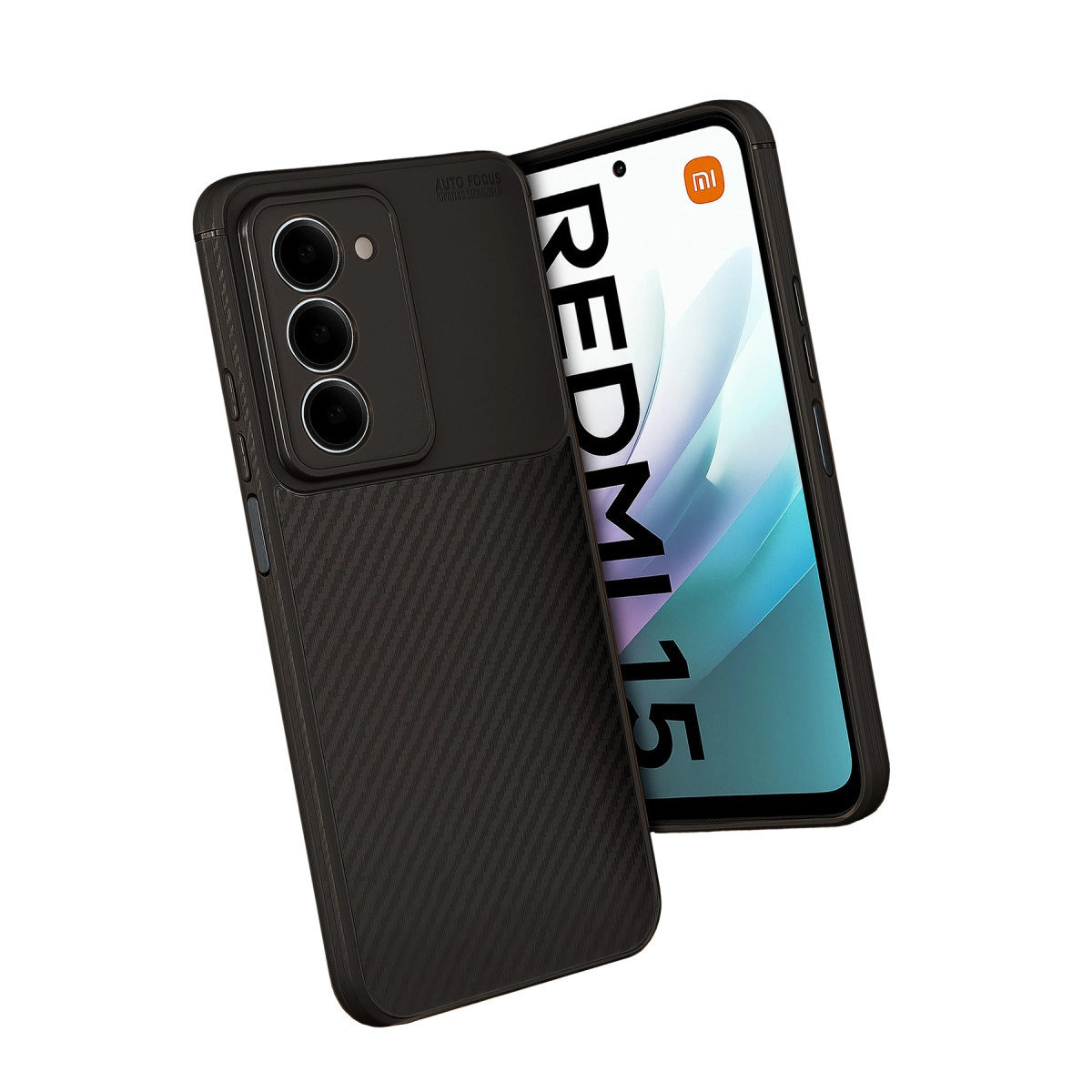 Üç kameralı siyah karbon desenli telefon kılıfı, akıllı telefonun yanında.