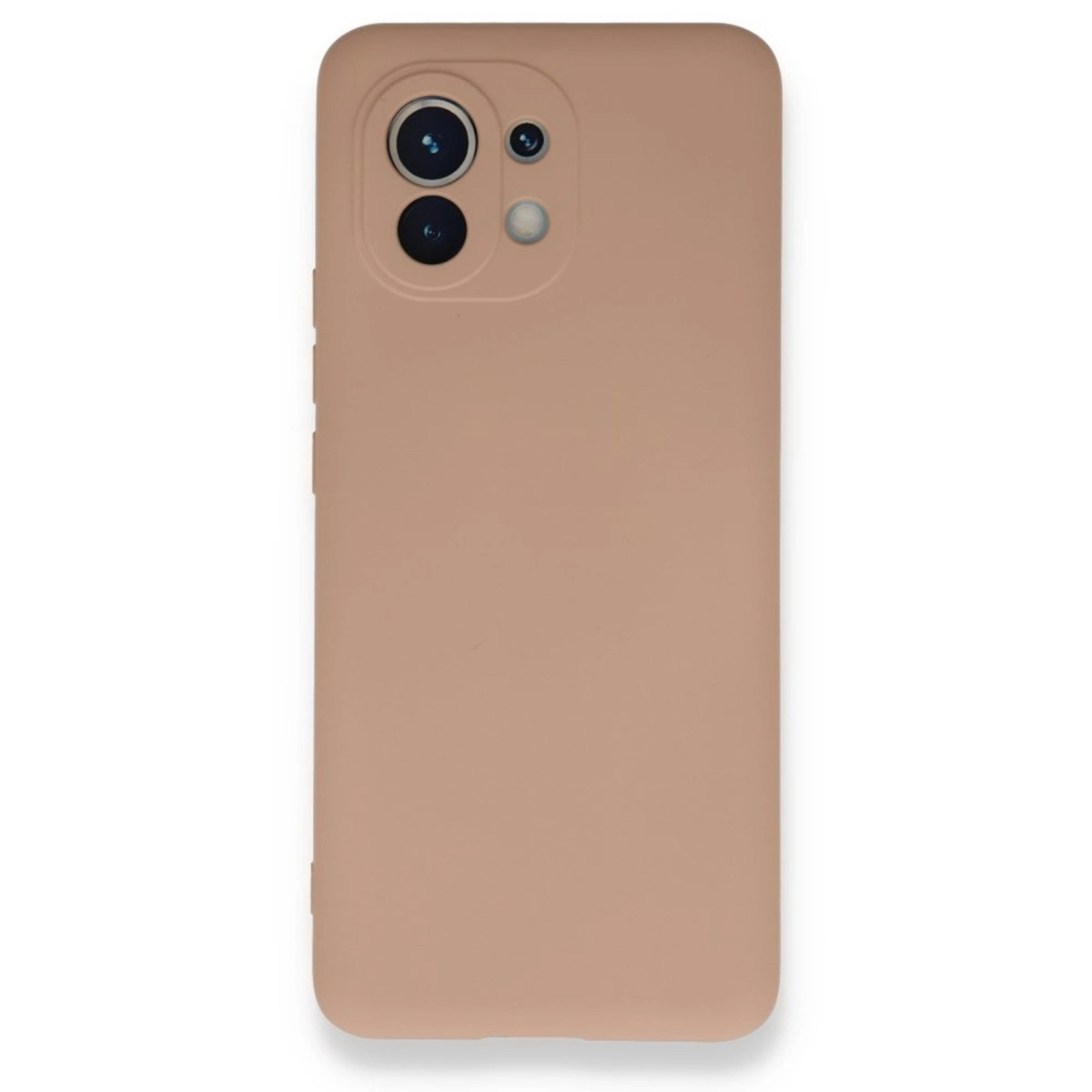 Beyaz arka plan üzerinde üçlü kamera kurulumuna sahip bej telefon kılıfı.