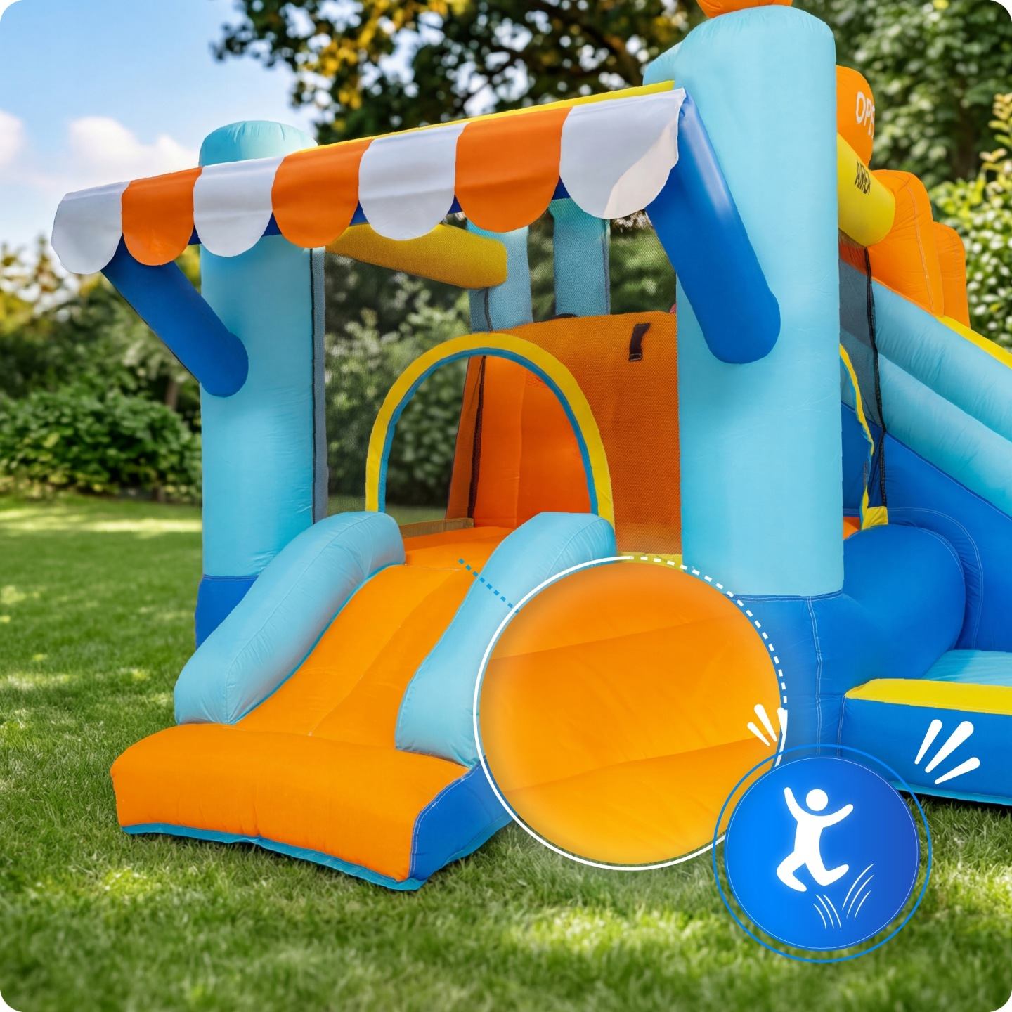 Ein aufblasbarer Spielplatz mit Rutschen und einem Dach im Freien.