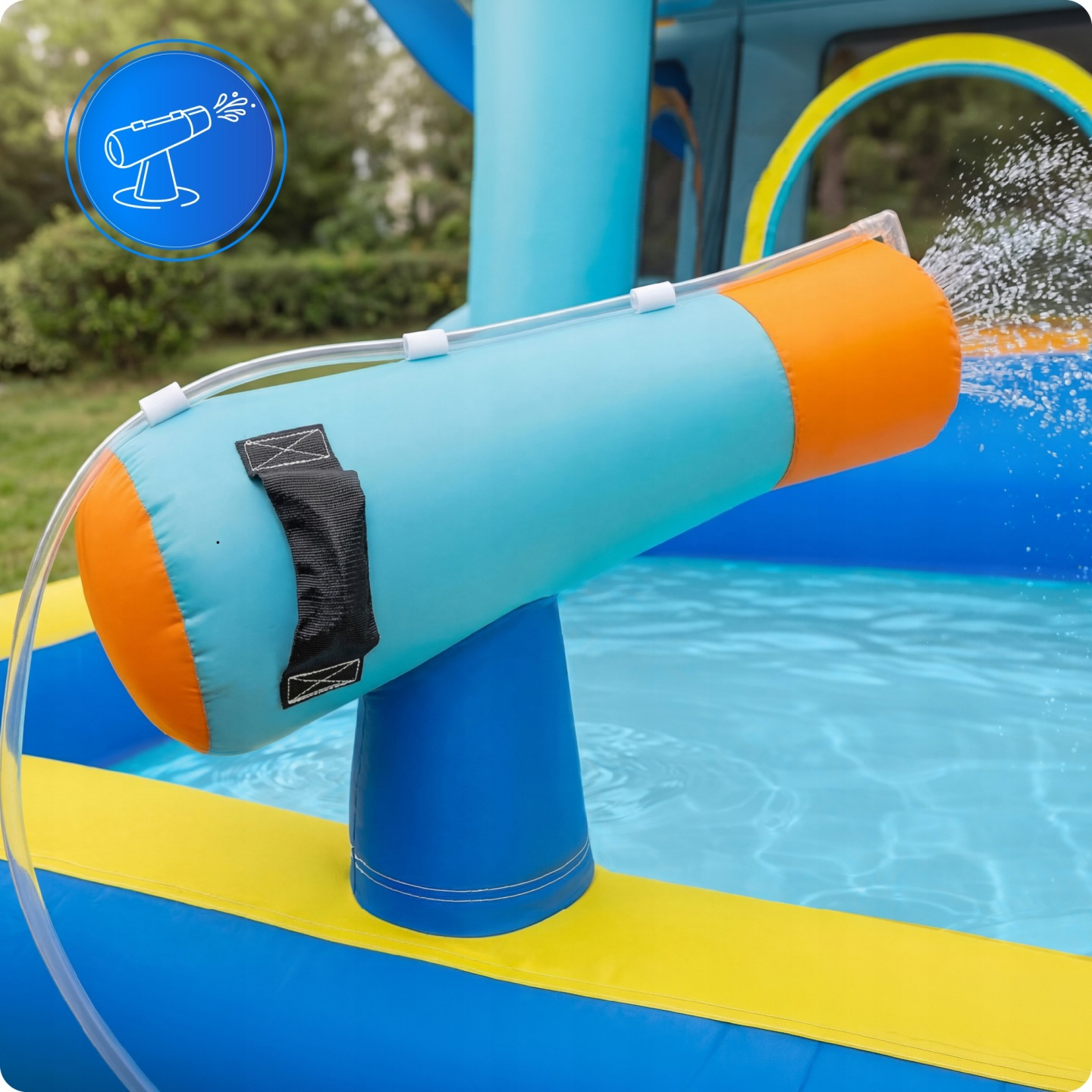 Ein aufblasbarer Wasserwerfer spritzt Wasser in ein Planschbecken mit blauem und gelbem Rand.
