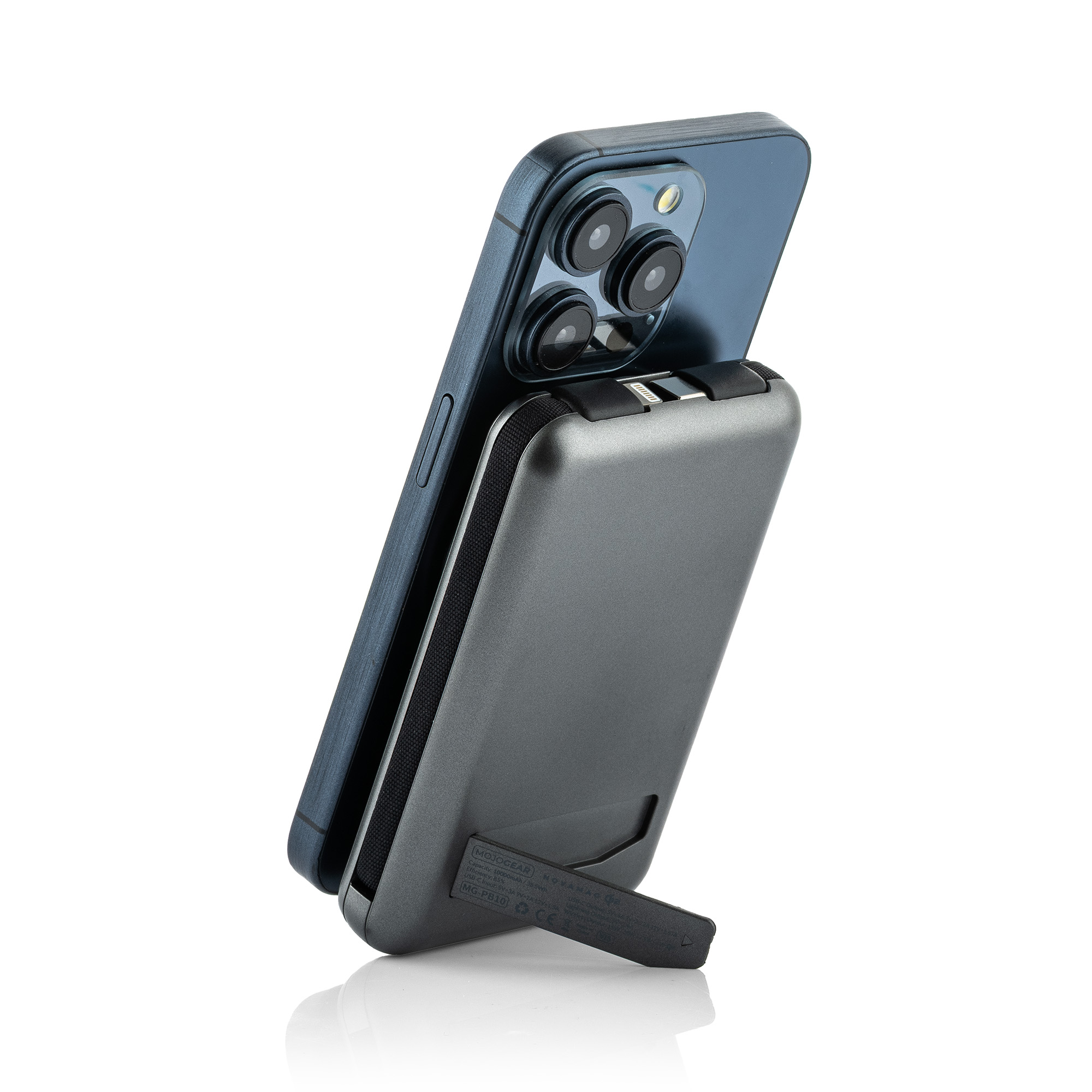 Ein blaues Smartphone ist mit einer grauen Powerbank verbunden. Ein Ständer ist ausgefahren.