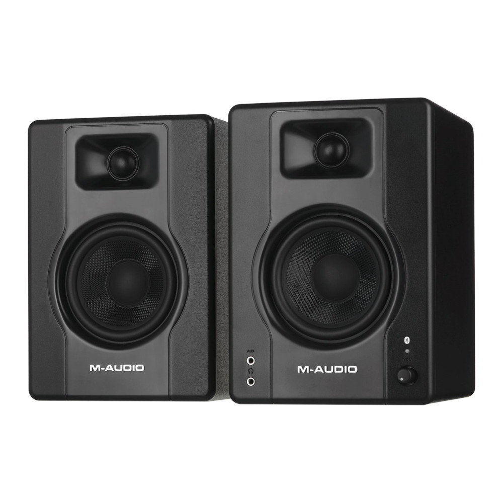 Dwa czarne monitory studyjne M-Audio obok siebie na białym tle.