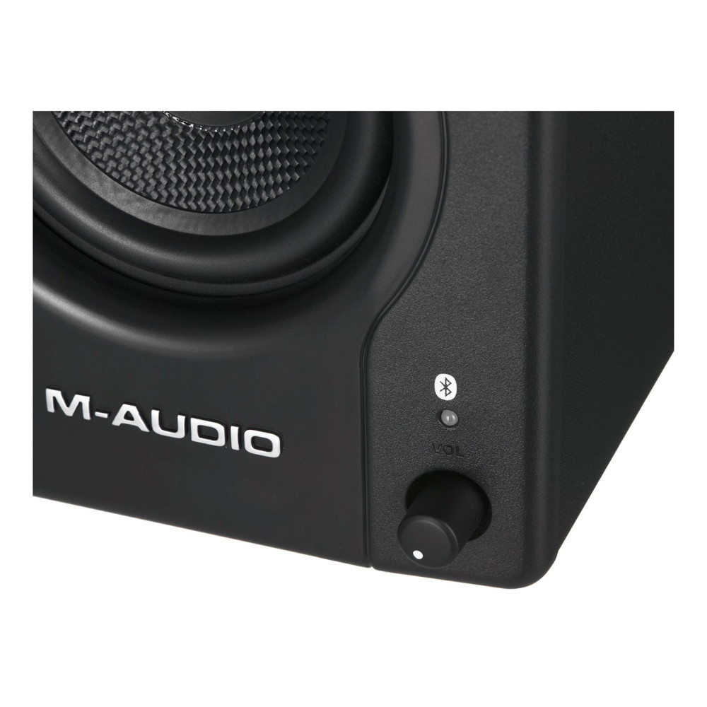 Czarny głośnik M-Audio z pokrętłem głośności i symbolem Bluetooth.