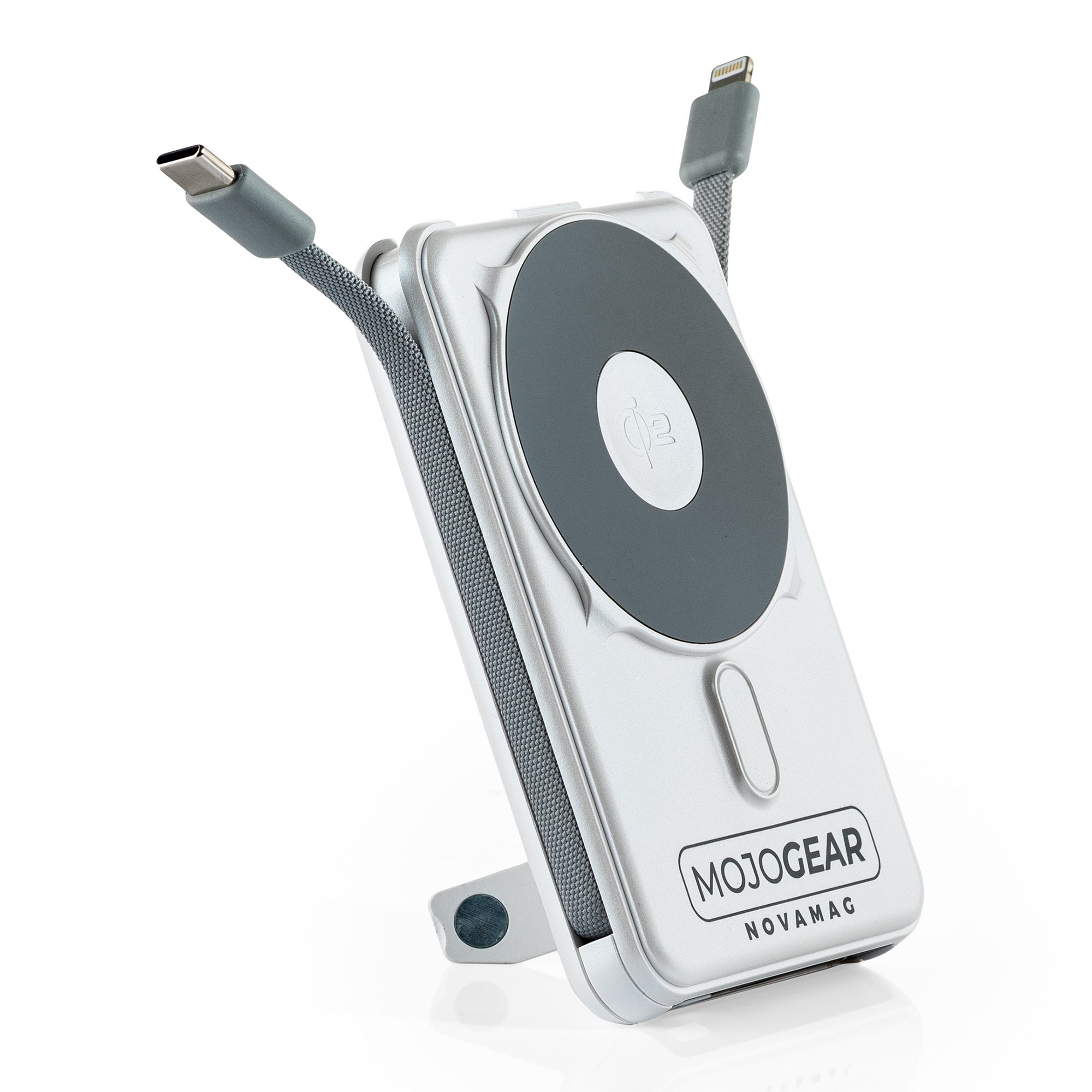 Zilveren oplader met USB-C en Lightning kabels op witte achtergrond.