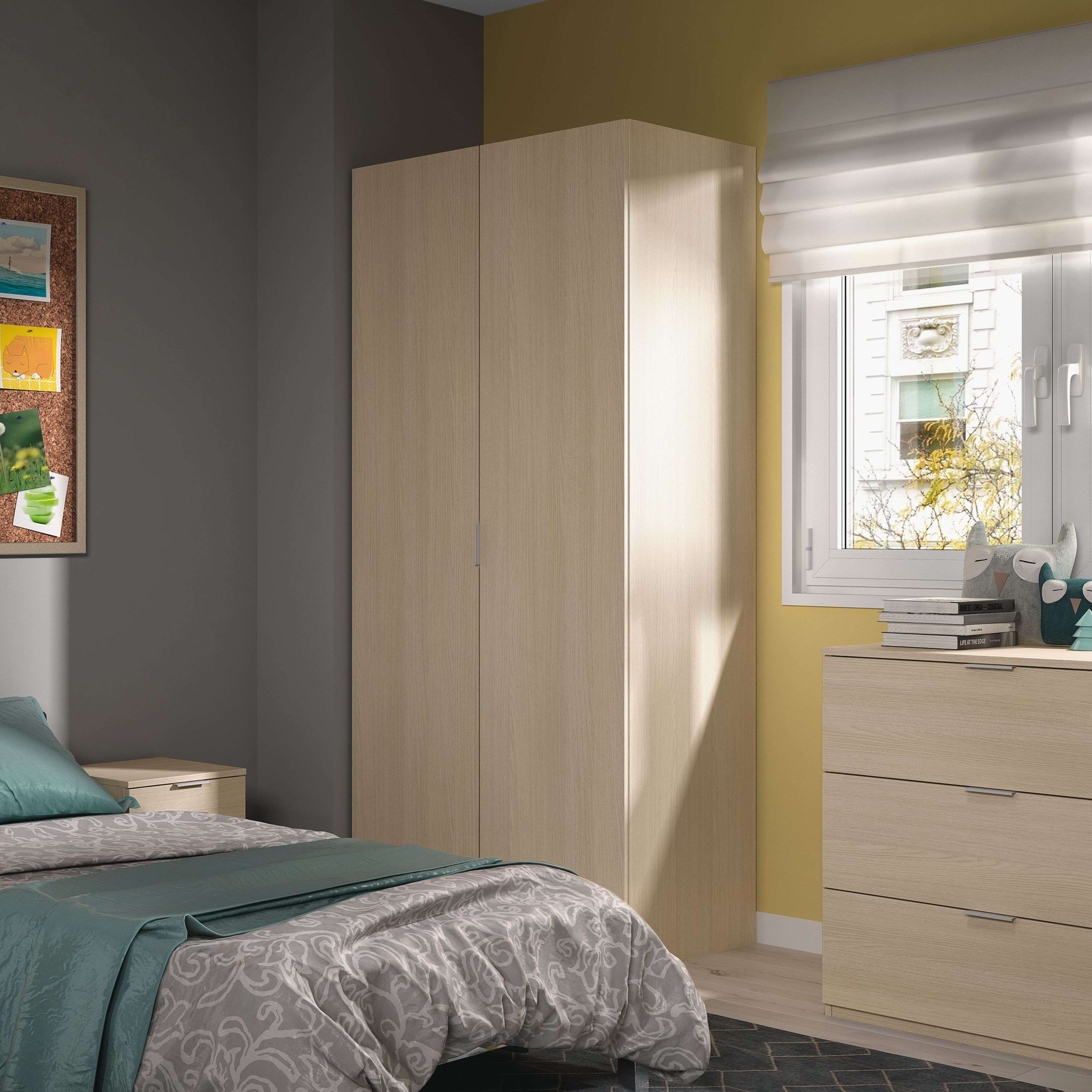 Un dormitorio con armario de madera, cama, cómoda y ventana.