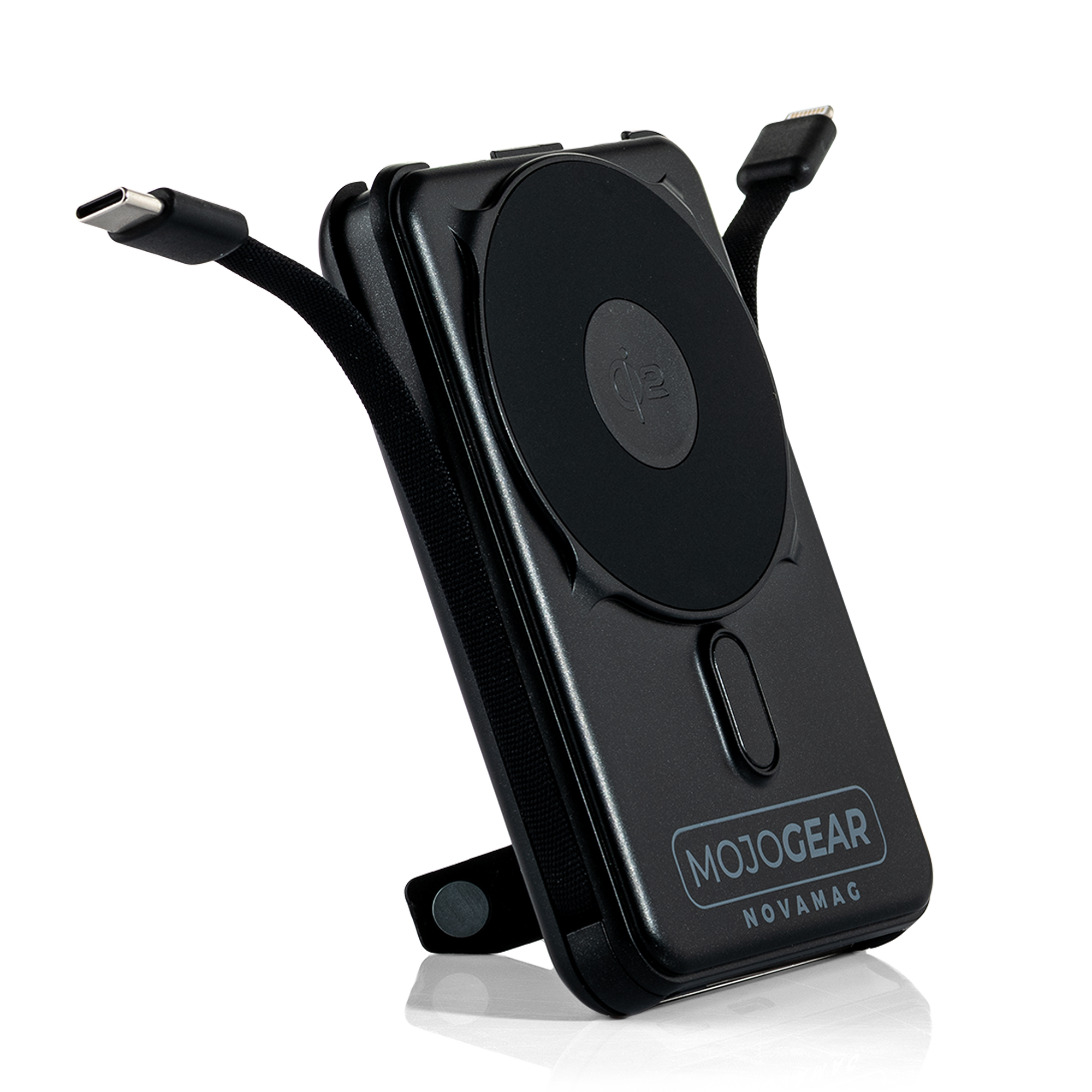Schwarzes MagSafe-Ladegerät mit zwei Kabeln, Typ C und Lightning, auf weißem Hintergrund.