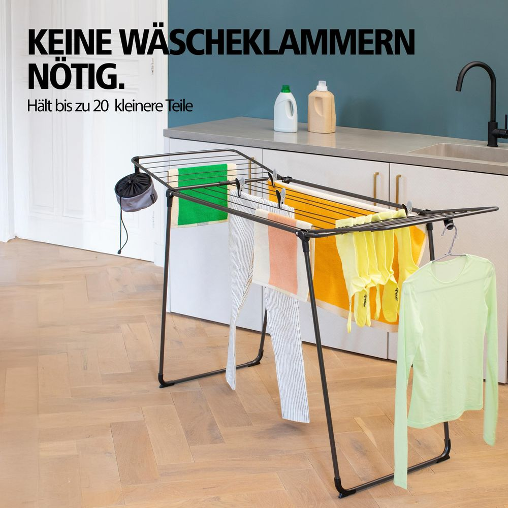 Un étendoir à linge avec des vêtements et un sac, pas besoin de pinces.